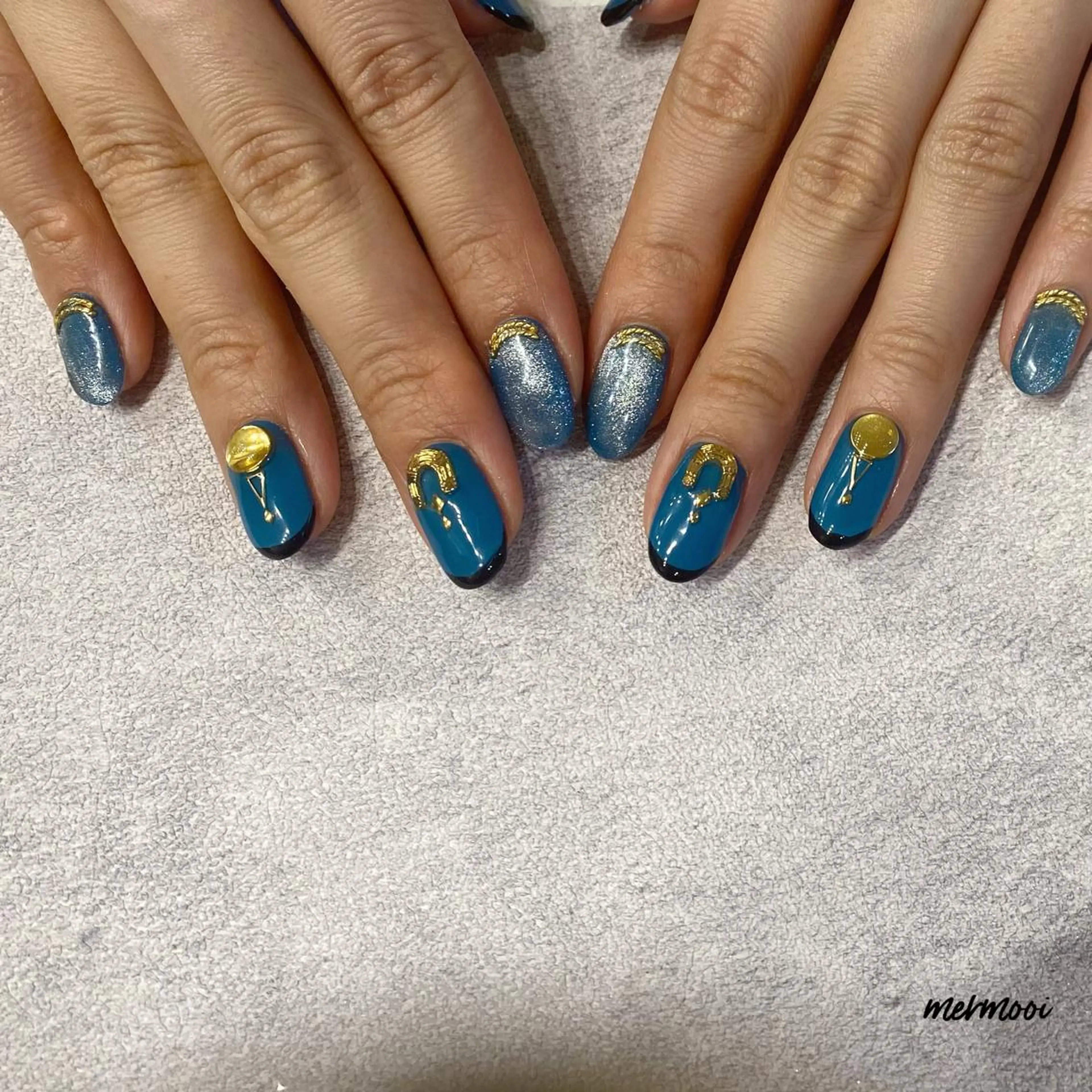 ネイル フレンチネイル ジェルネイル ゴールド グリーン マグネットネイル ハンドネイル mermooi所属・melumooi nailのネイルデザイン