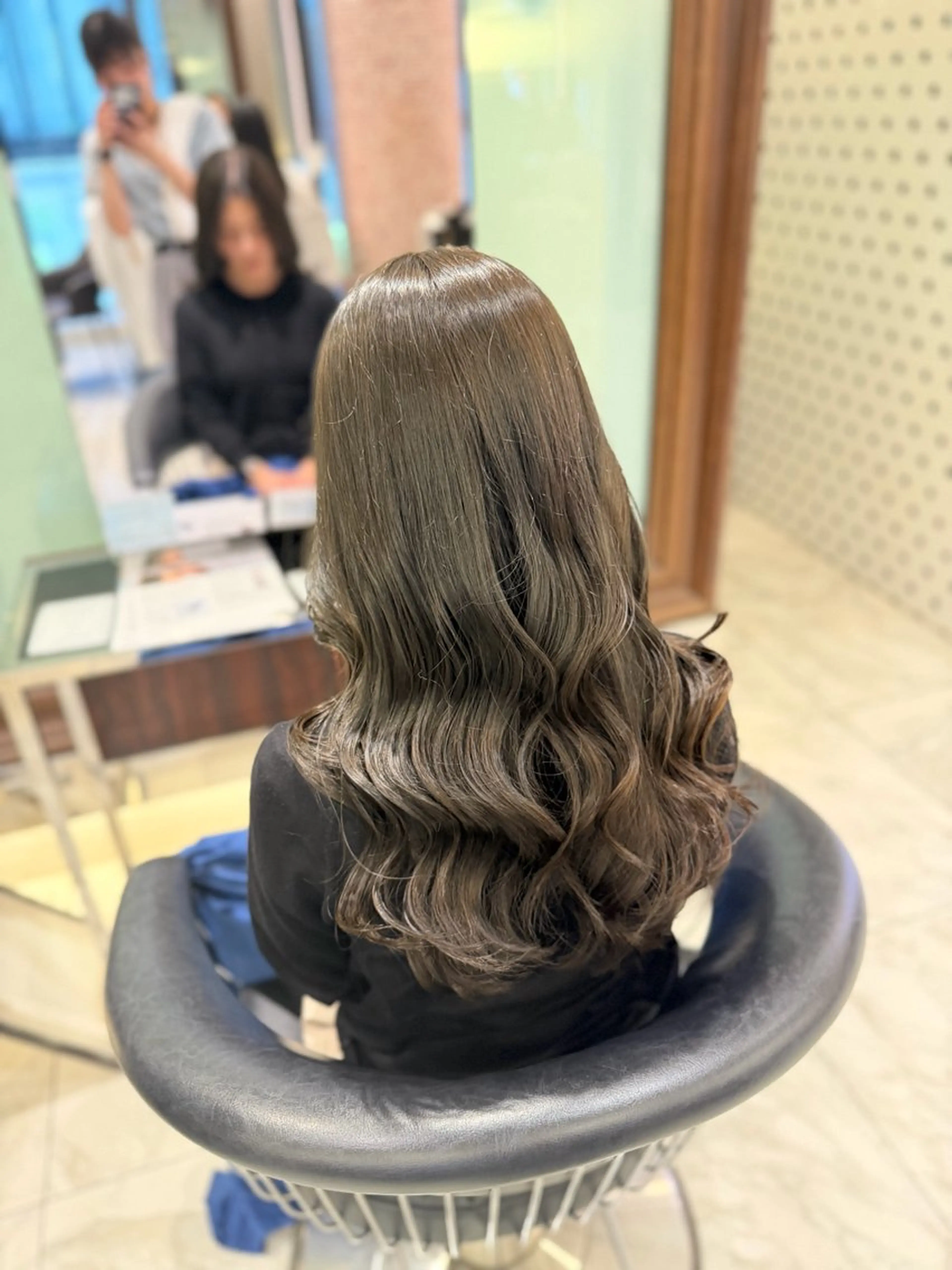 ロング カラー パーマ カット ヘアカラー パーマ コテ巻きパーマ💙 シノヤユイのヘアスタイル