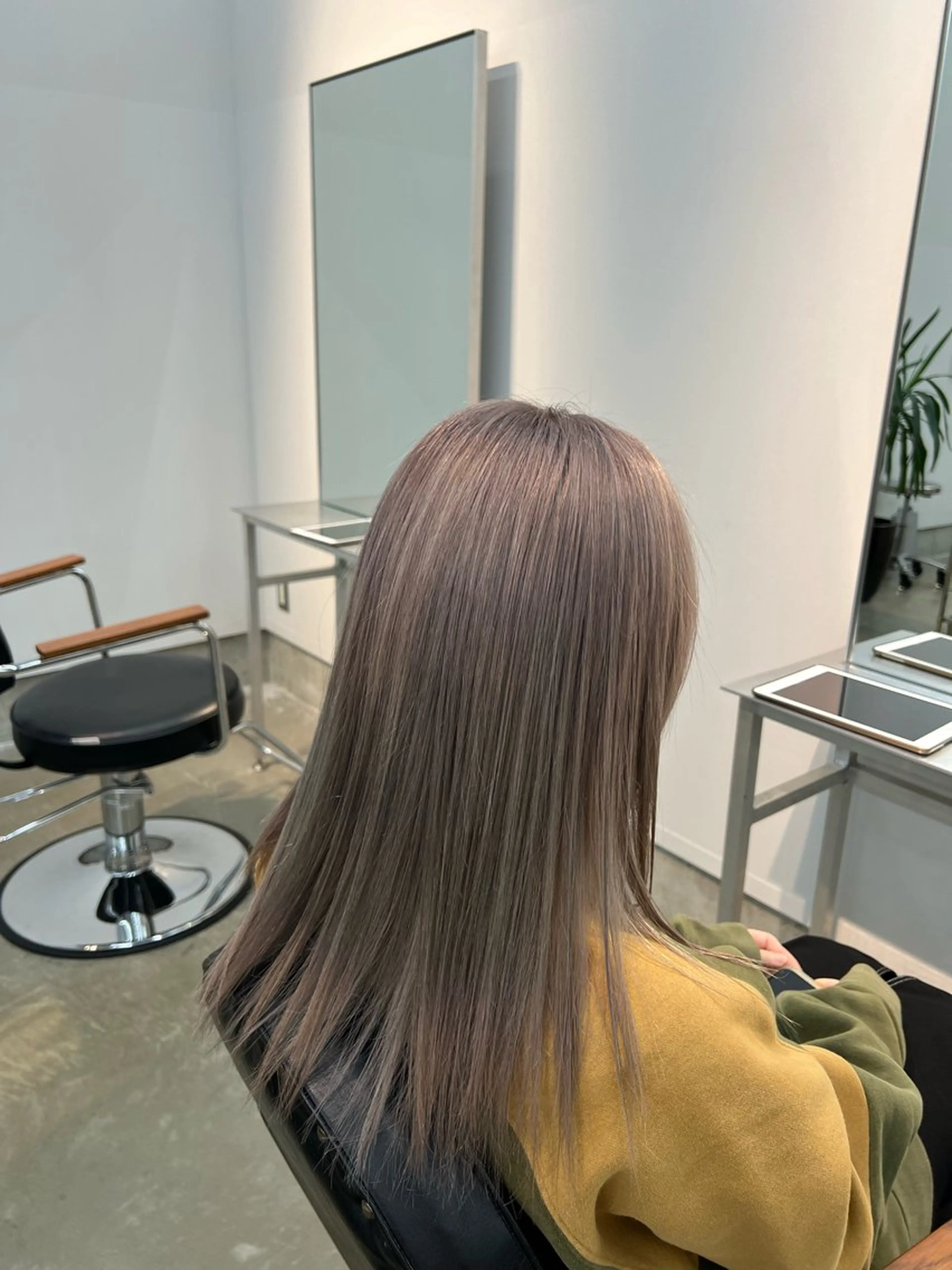 セミロング ヘアカラー トリートメント Yuito/カラー/ ブリーチ/ストレートのヘアスタイル