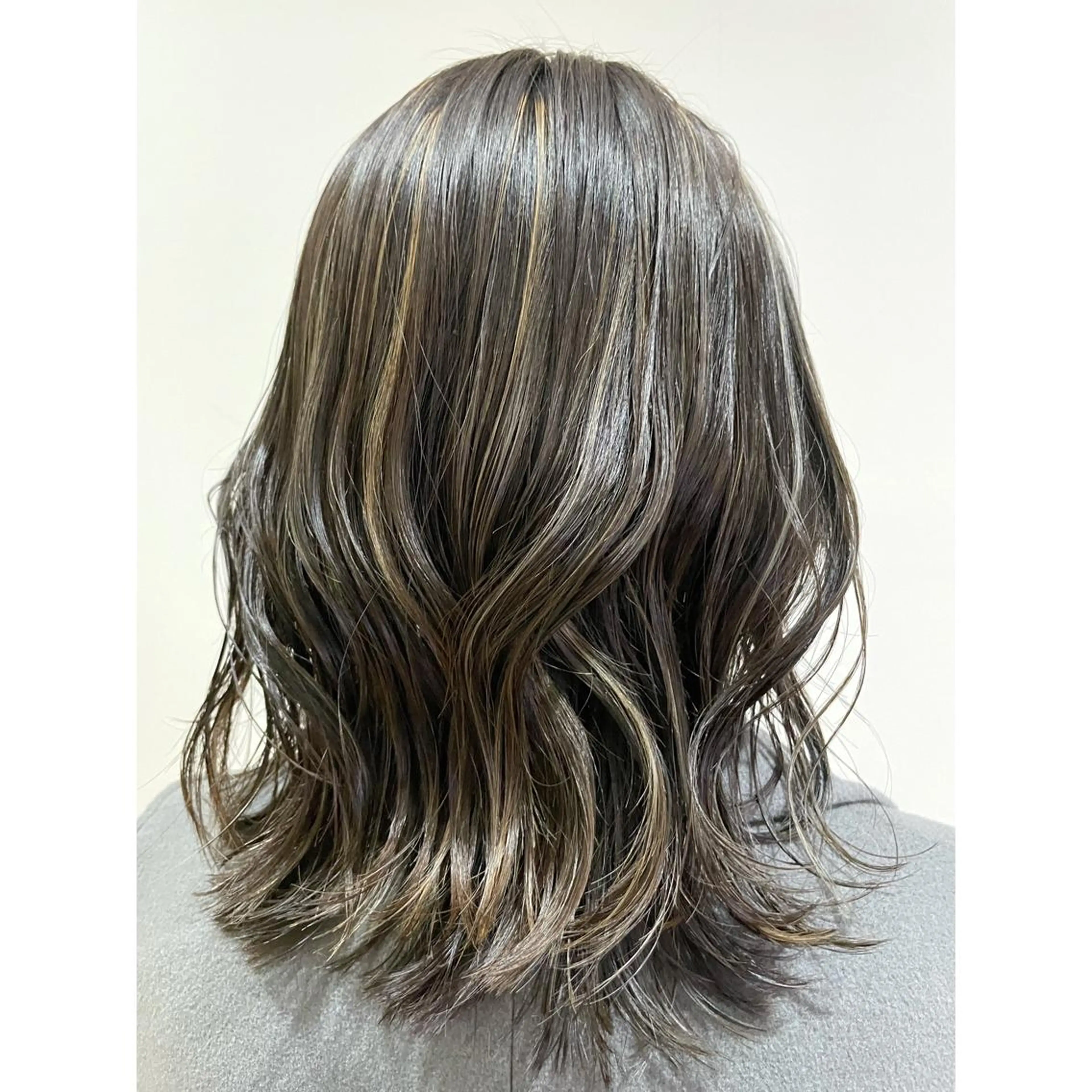 セミロング カラー 透明感カラー グレージュ ハイライトカラー ハイトーンカラー ハイライト 佐藤 美紅のヘアスタイル