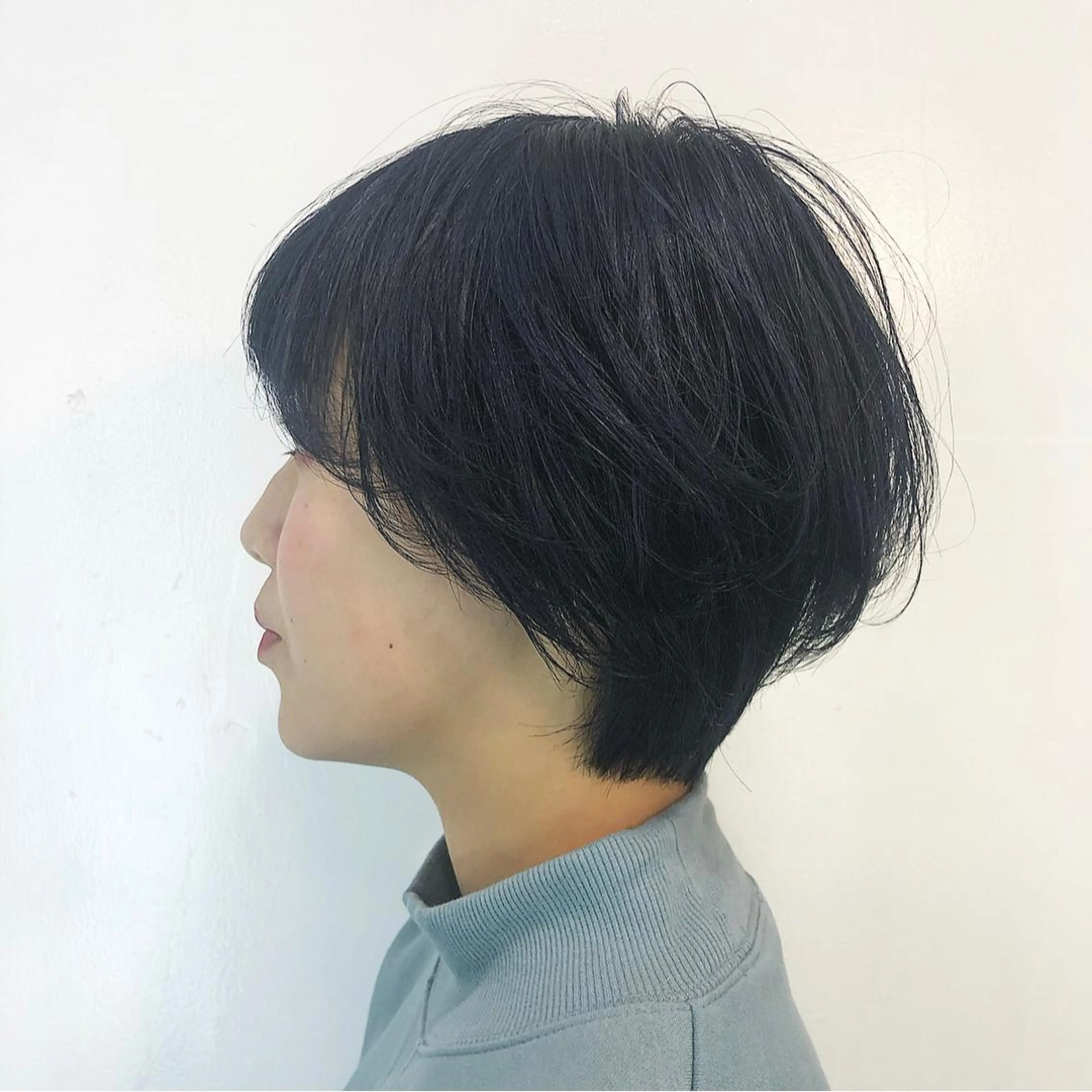 ショート カラー 黒髪 ブリーチ ブルーカラー ブルーブラック 冨永 さやかのヘアスタイル