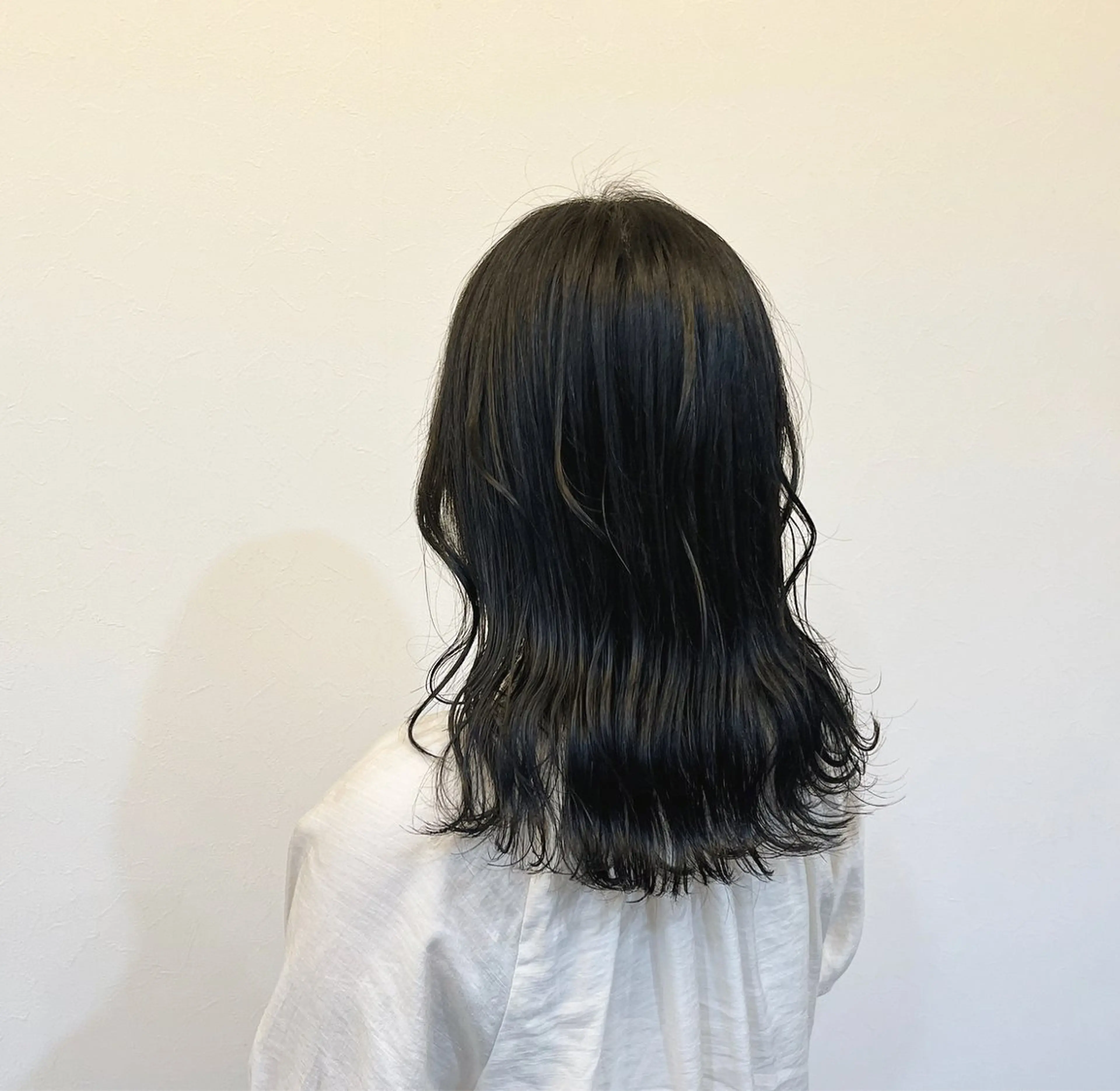 ロング カラー 黒髪 ブルーカラー ブルーブラック 今井 杏奈のヘアスタイル