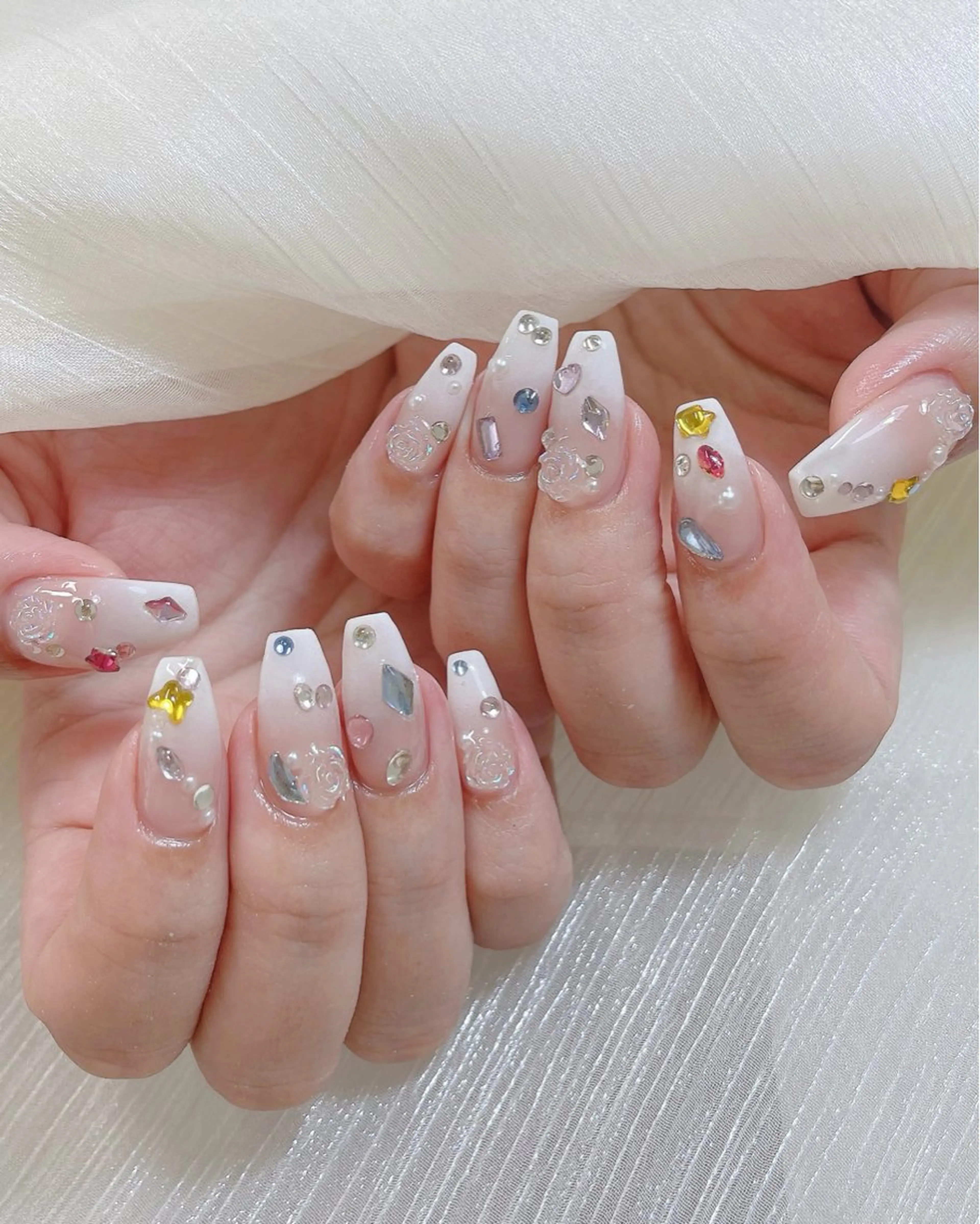 ネイル チークネイル ドット フレンチネイル キラキラネイル 韓国ネイル ハンドネイル Speraネイル 大宮店🎀のネイルデザイン