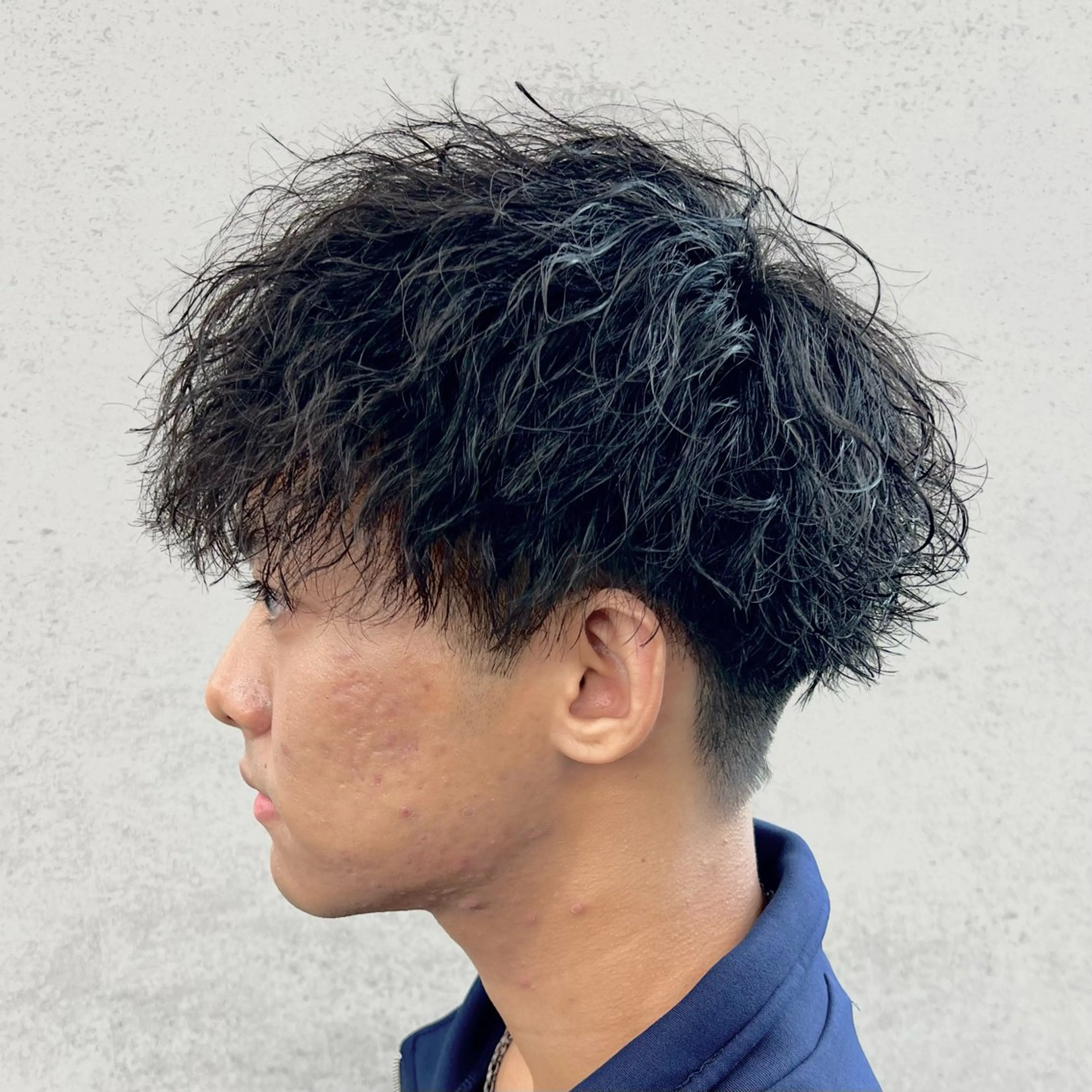 ショート カラー パーマ ヘアアレンジ メンズ センターパート メンズハイライト メンズメッシュ マッシュ メンズパーマ 仕上がり満足度No. 1🔥BLUCK🔥のヘアスタイル