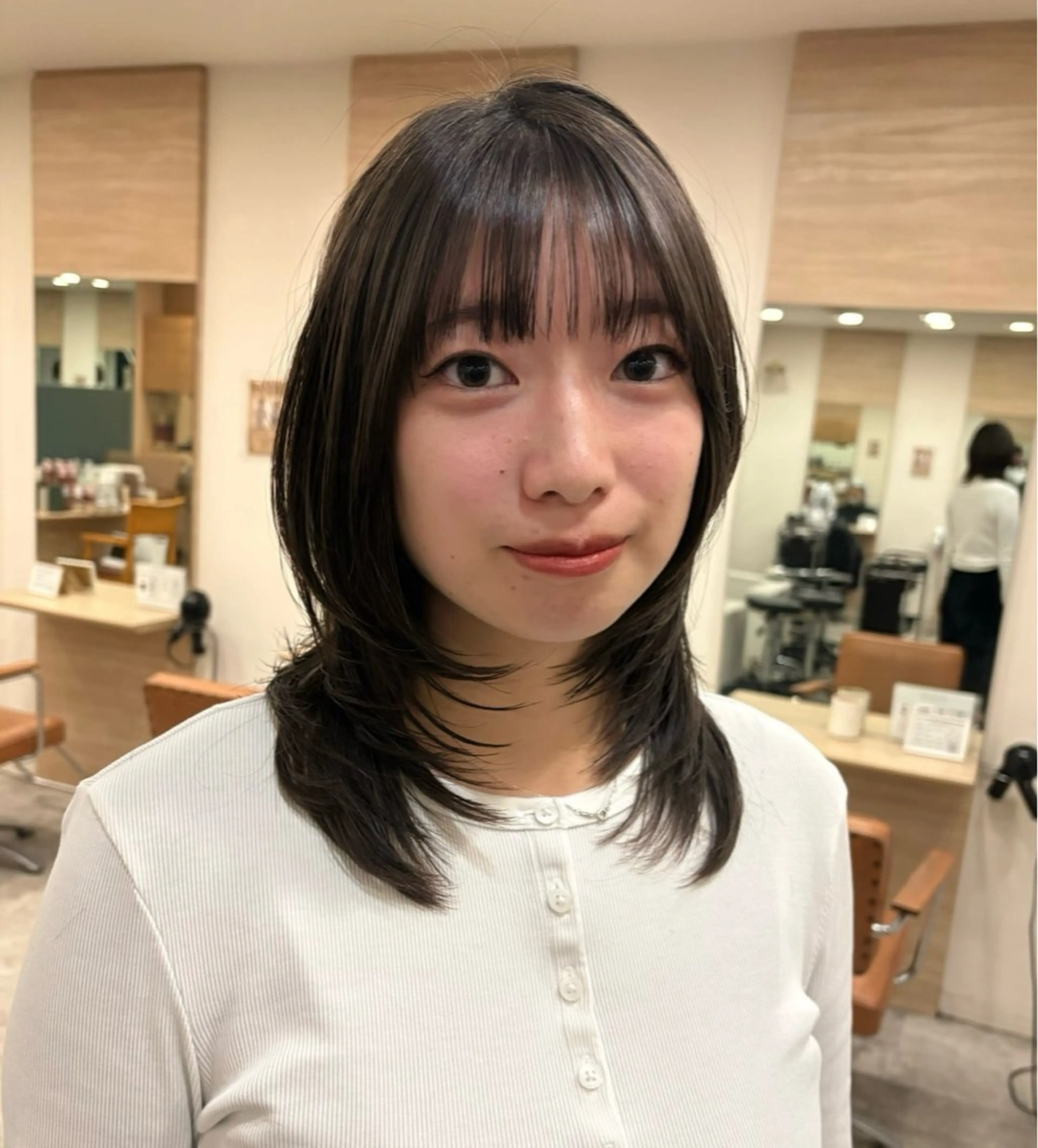 ミディアム アッシュ 顔まわりレイヤー ハッシュカット ハイレイヤー 髪質改善 ヘアカラー レイヤー/ 透明感カラー/チナツのヘアスタイル