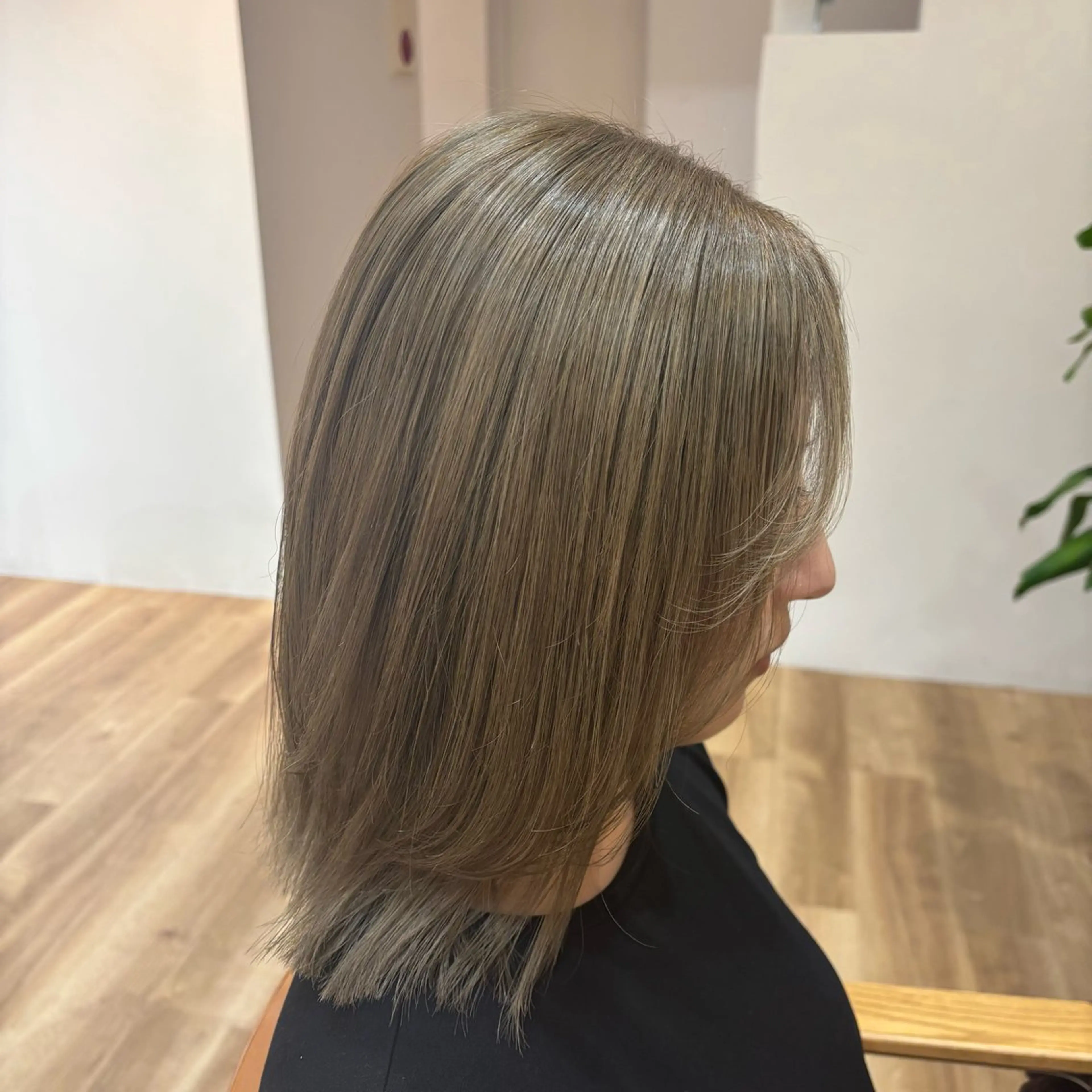 ミディアム くびれヘア くびれレイヤー レイヤーカット ヘアカラー 小西 七菜子のヘアスタイル