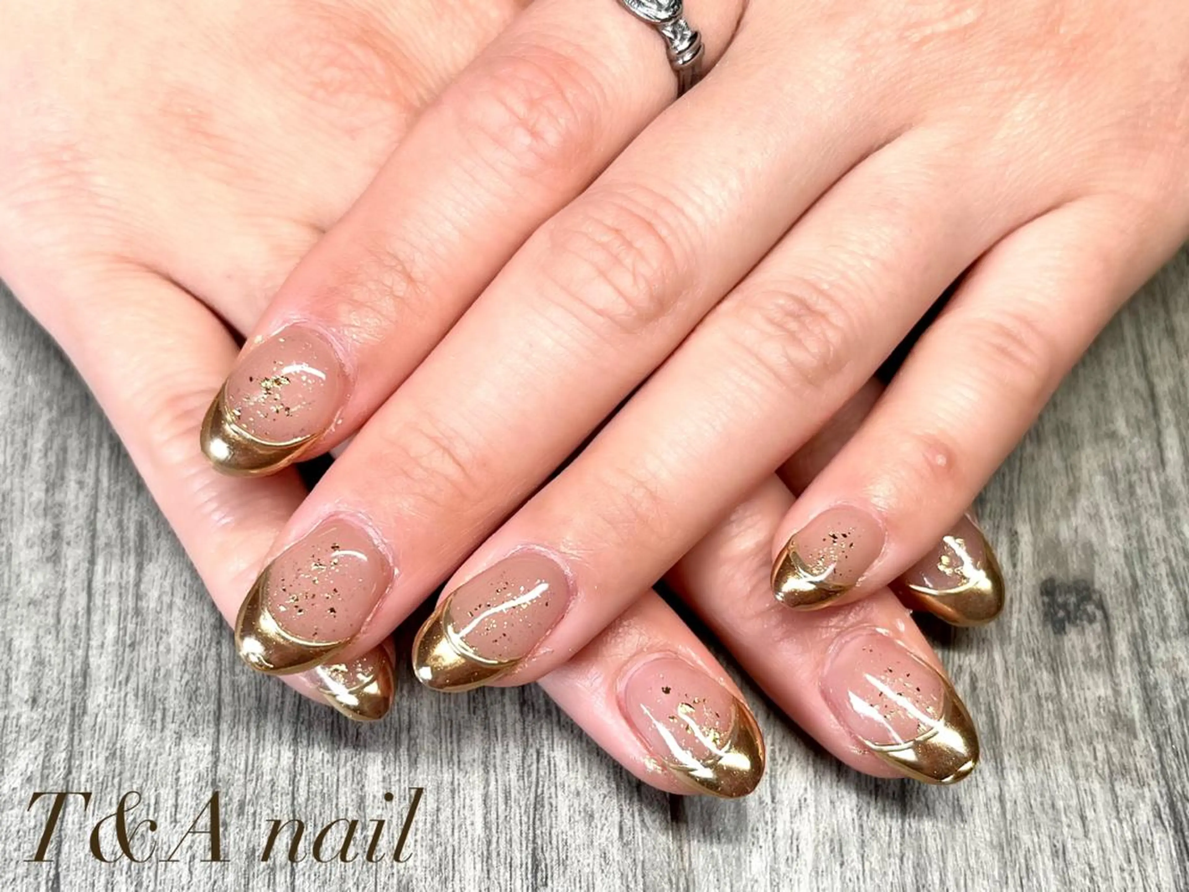 ミディアム ネイル 長さ出し フレンチネイル ジェルネイル ゴールド ニュアンスネイル ハンドネイル T&A nailのネイルデザイン