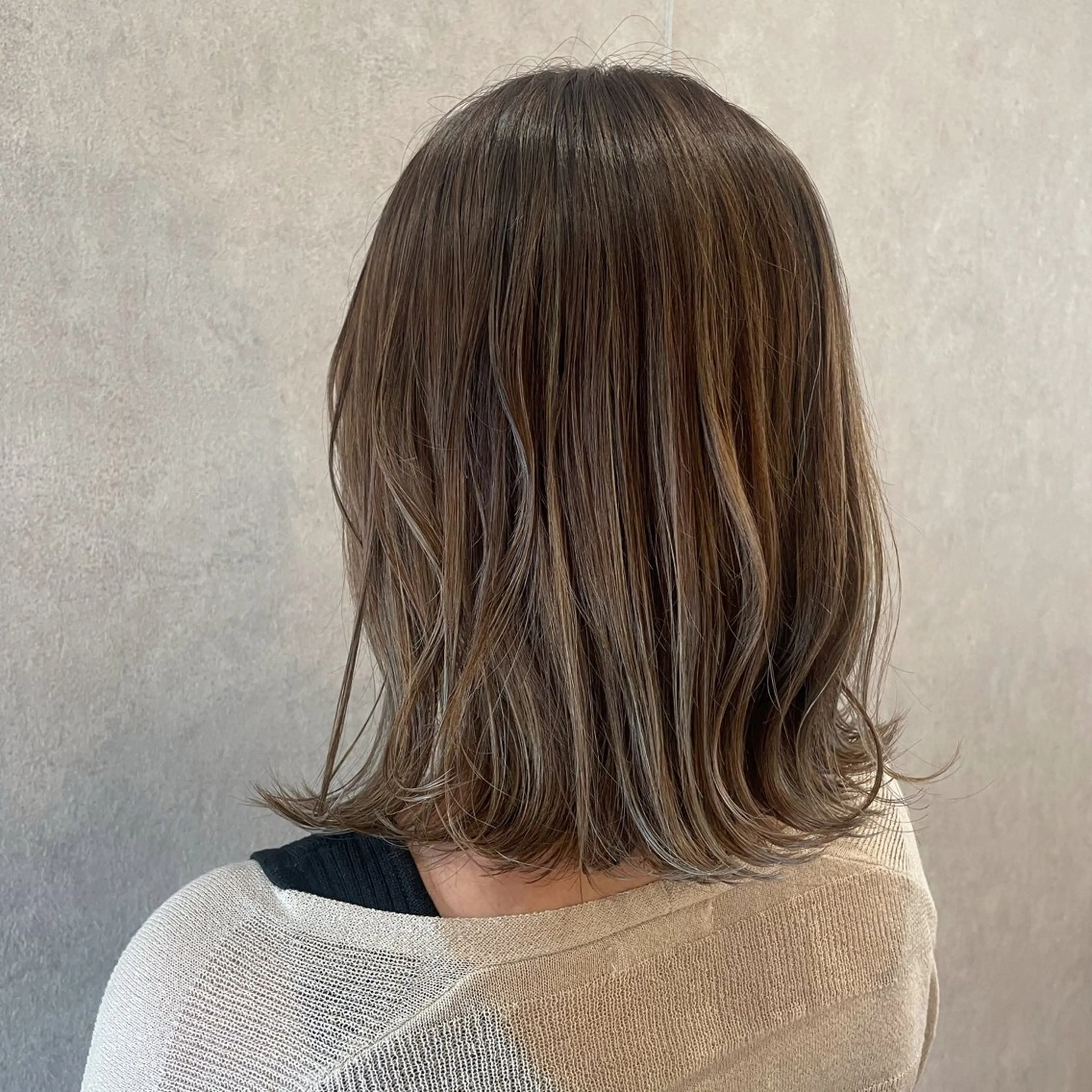 カラー アッシュ ベージュカラー ハイライトカラー ヘアカラー soleil by ailes所属・Yunoka/切りっ ぱなし/顔まわりのヘアスタイル