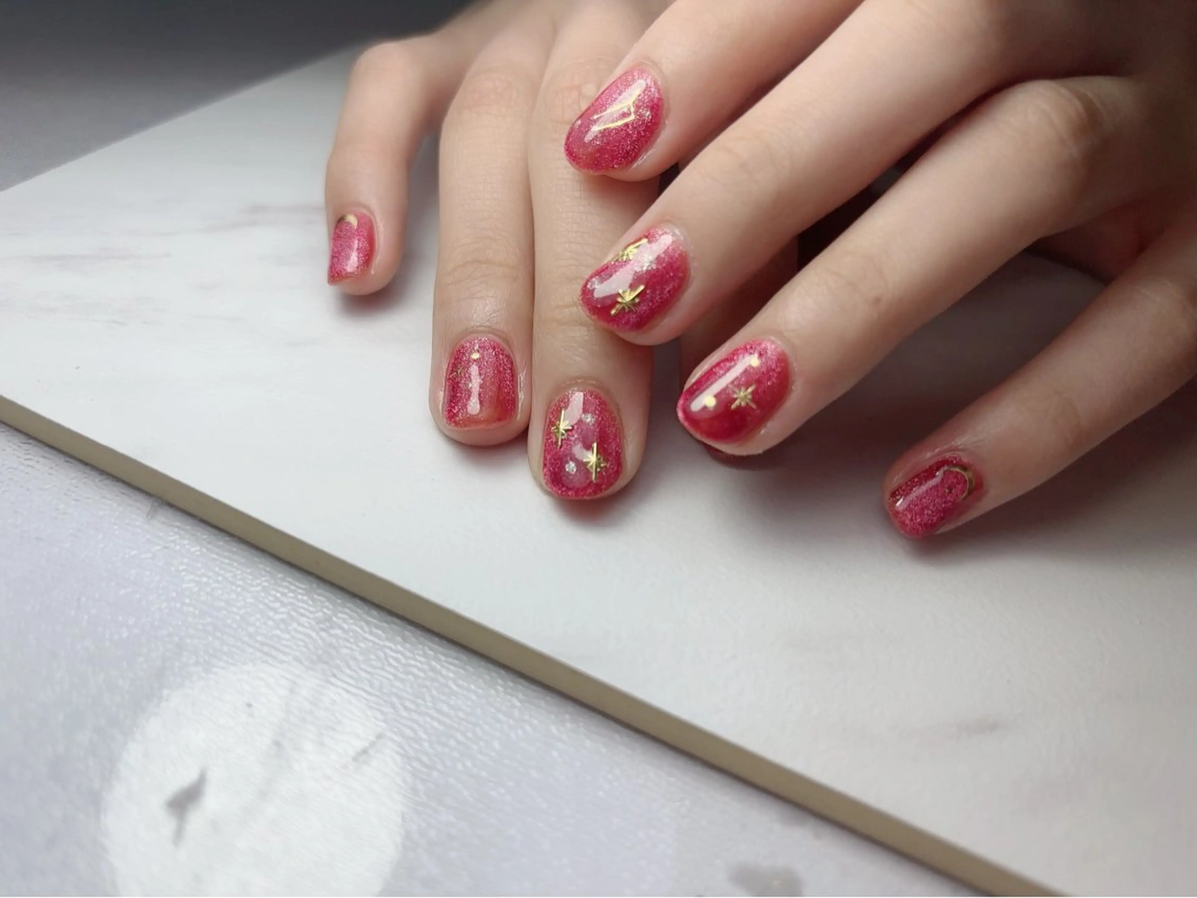 ネイル アートネイル ゴールド 赤色 ハンドネイル mi hoのネイルデザイン