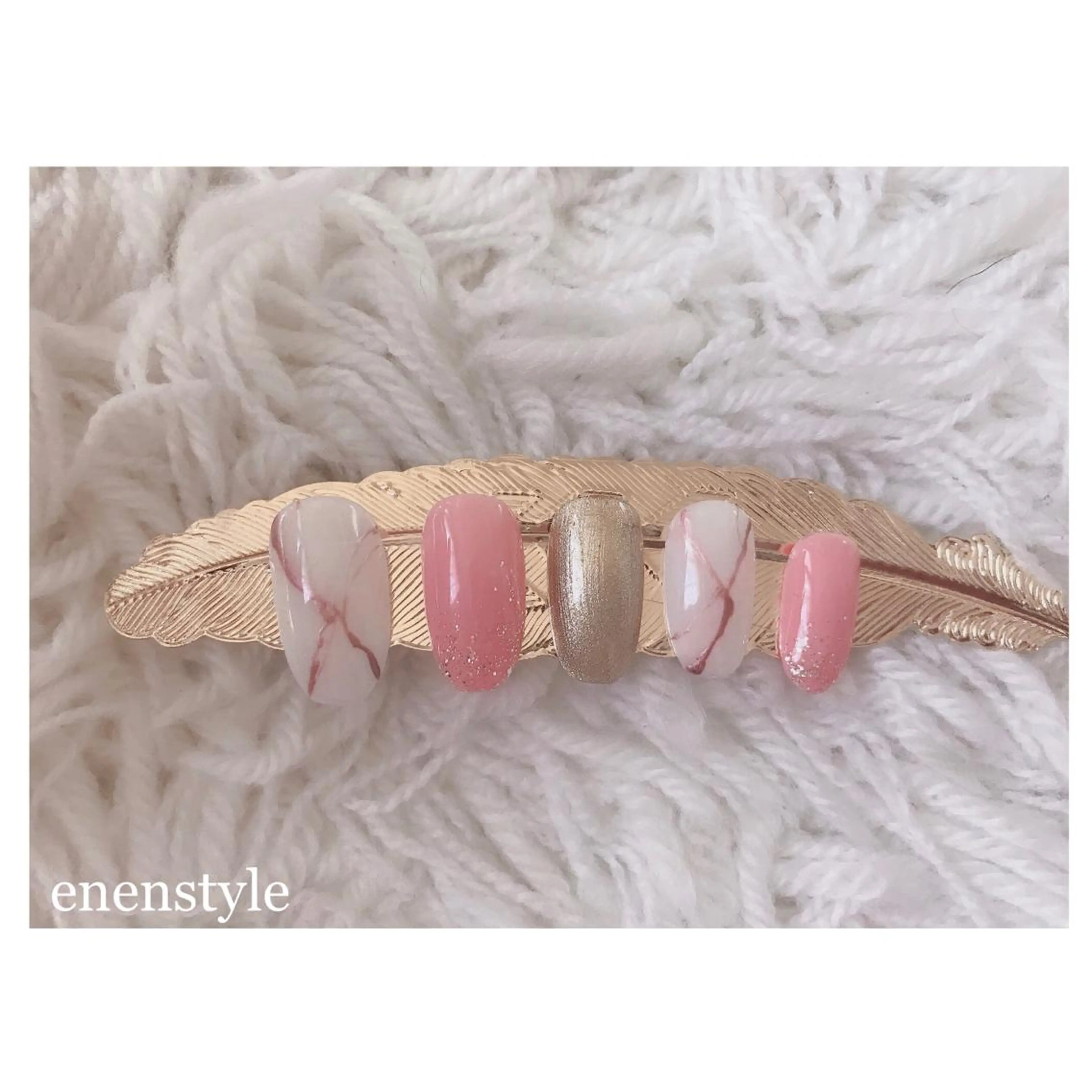 ショート ネイル ジェルネイル ラメ(グリッター) 大理石ネイル(マーブル) ピンク ハンドネイル 👑enen style👑のネイルデザイン