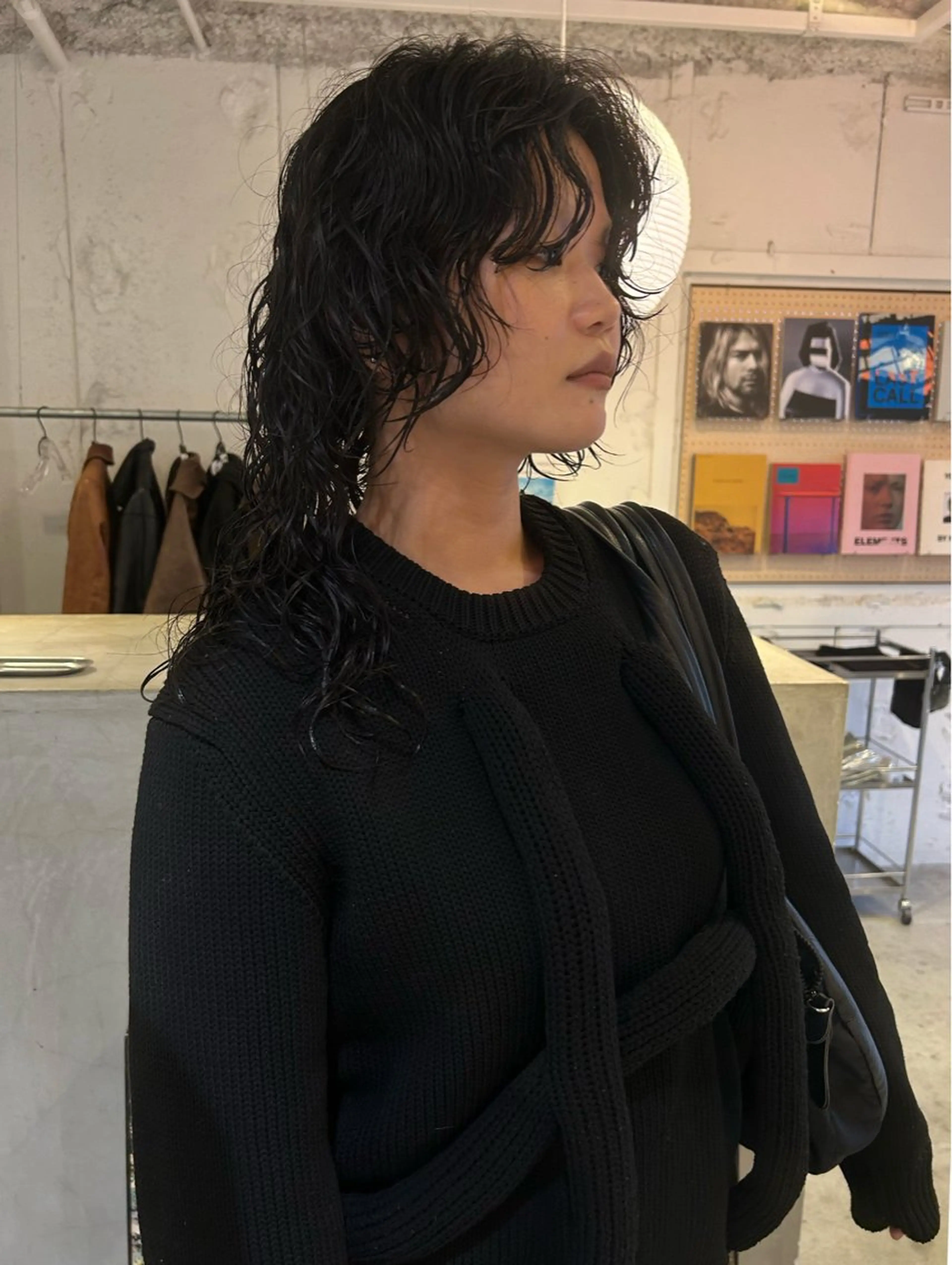 セミロング パーマ セミロングパーマ ウルフカット カット パーマ トリートメント Loom.所属・村上雅人 ナチュラルモードのヘアスタイル