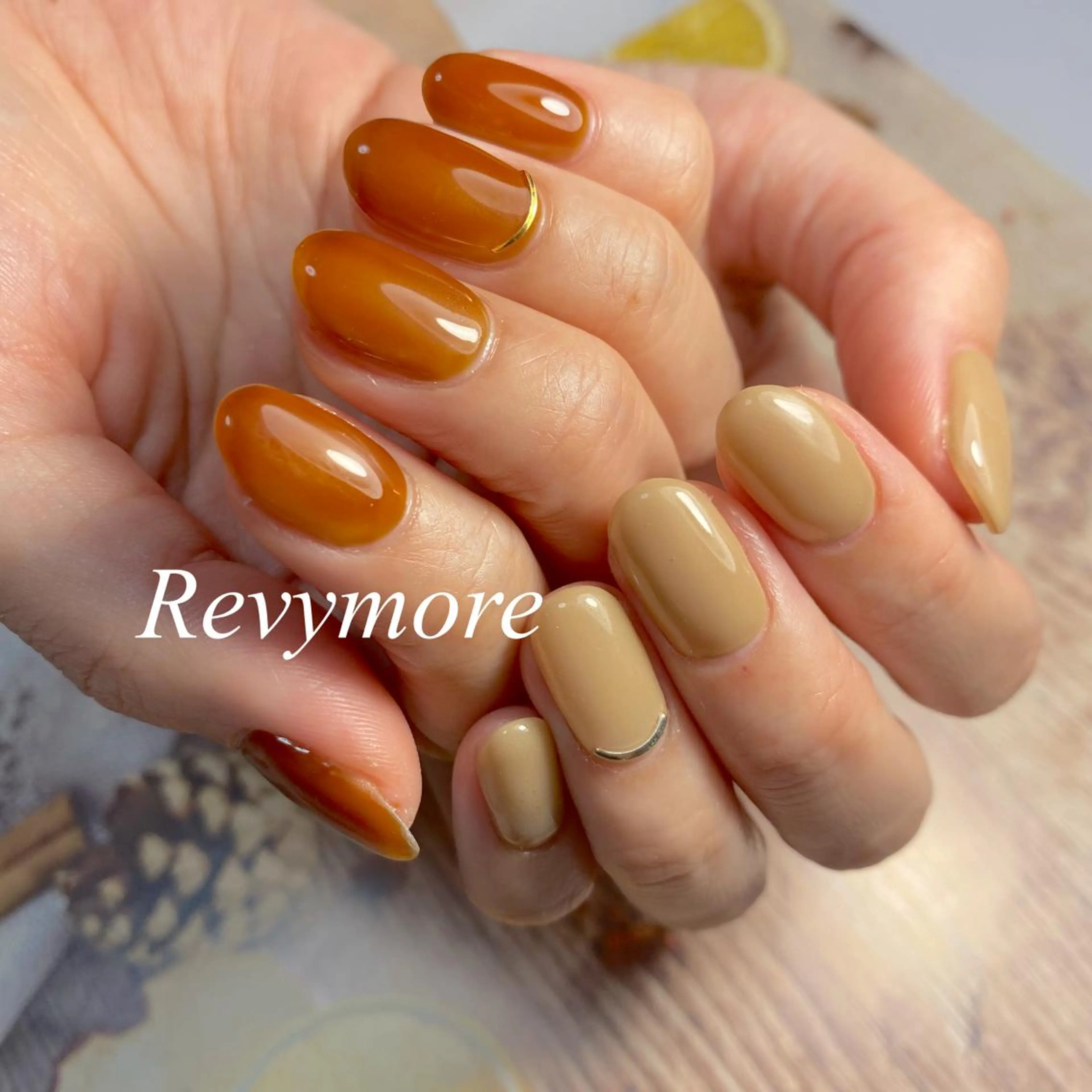 ショート ネイル ブラウン ジェルネイル ゴールド ニュアンスネイル オフィスネイル nail salon Revymoreのネイルデザイン