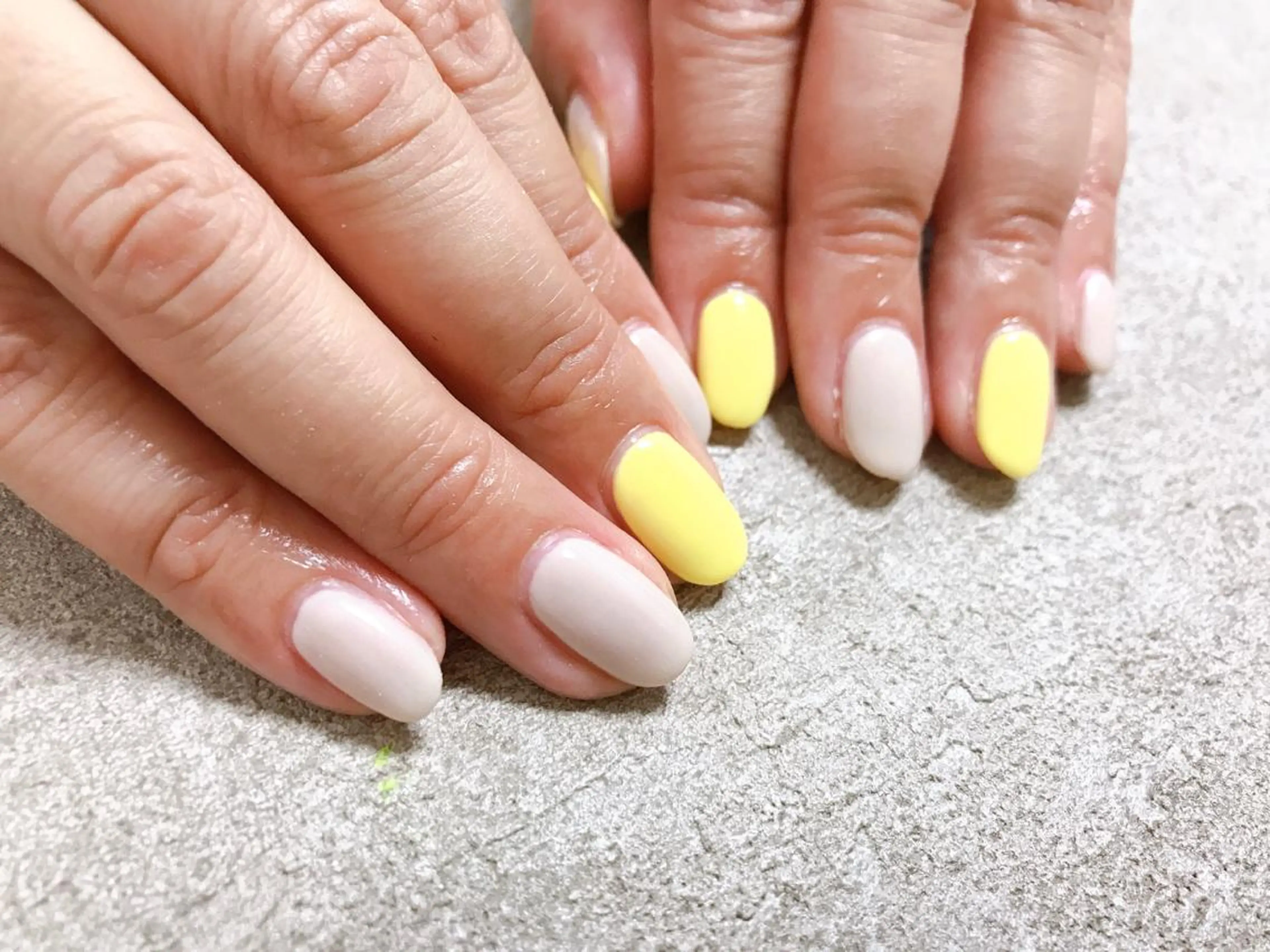 ネイル 黄色 ハンドネイル mogunail &blowのネイルデザイン