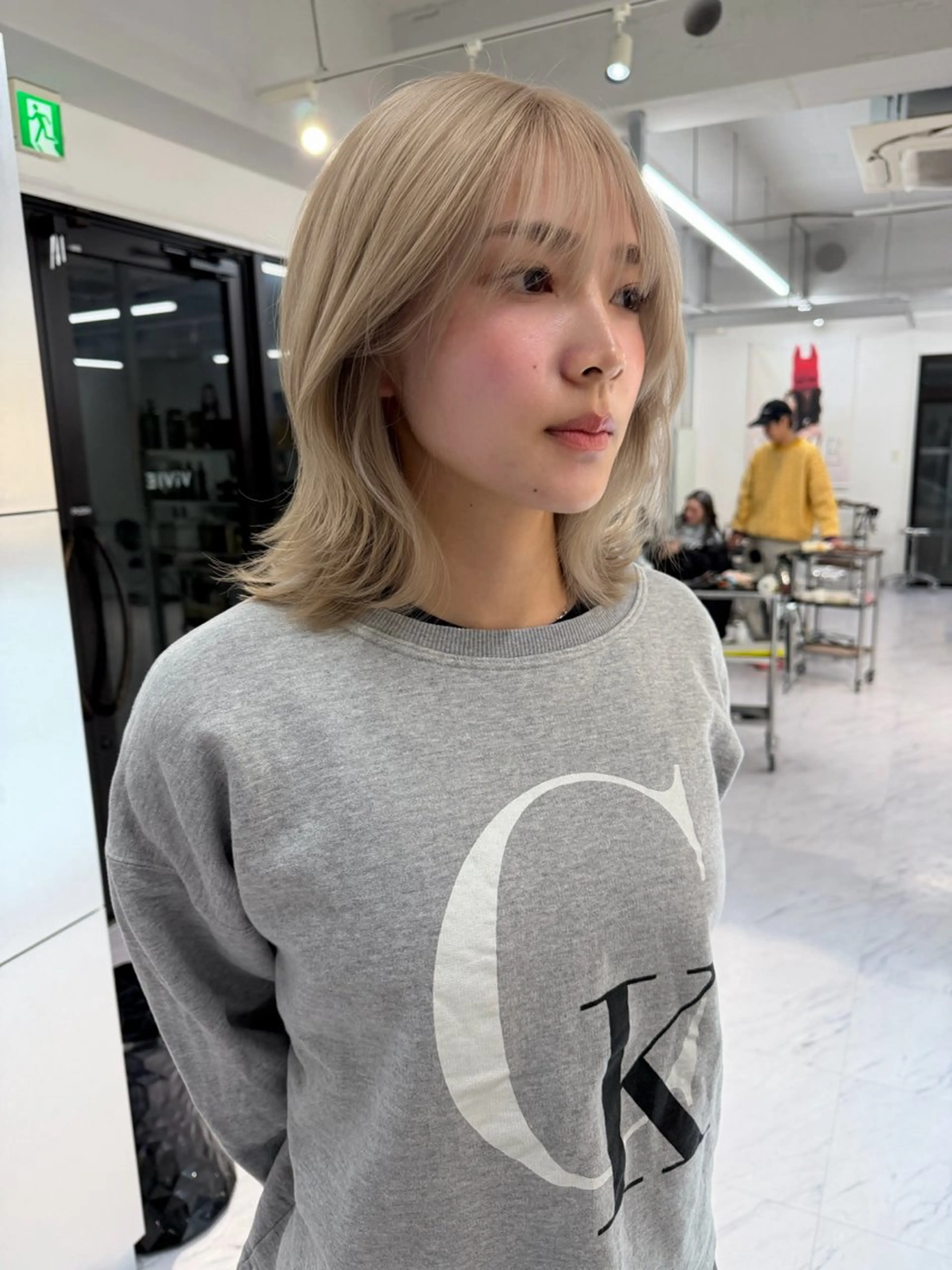 ミディアム カラー ベージュカラー ブリーチ ケアブリーチ デザインカラー ダブルカラー ヘアカラー トリートメント TATSUブリーチ/ ミルクティーベージュのヘアスタイル