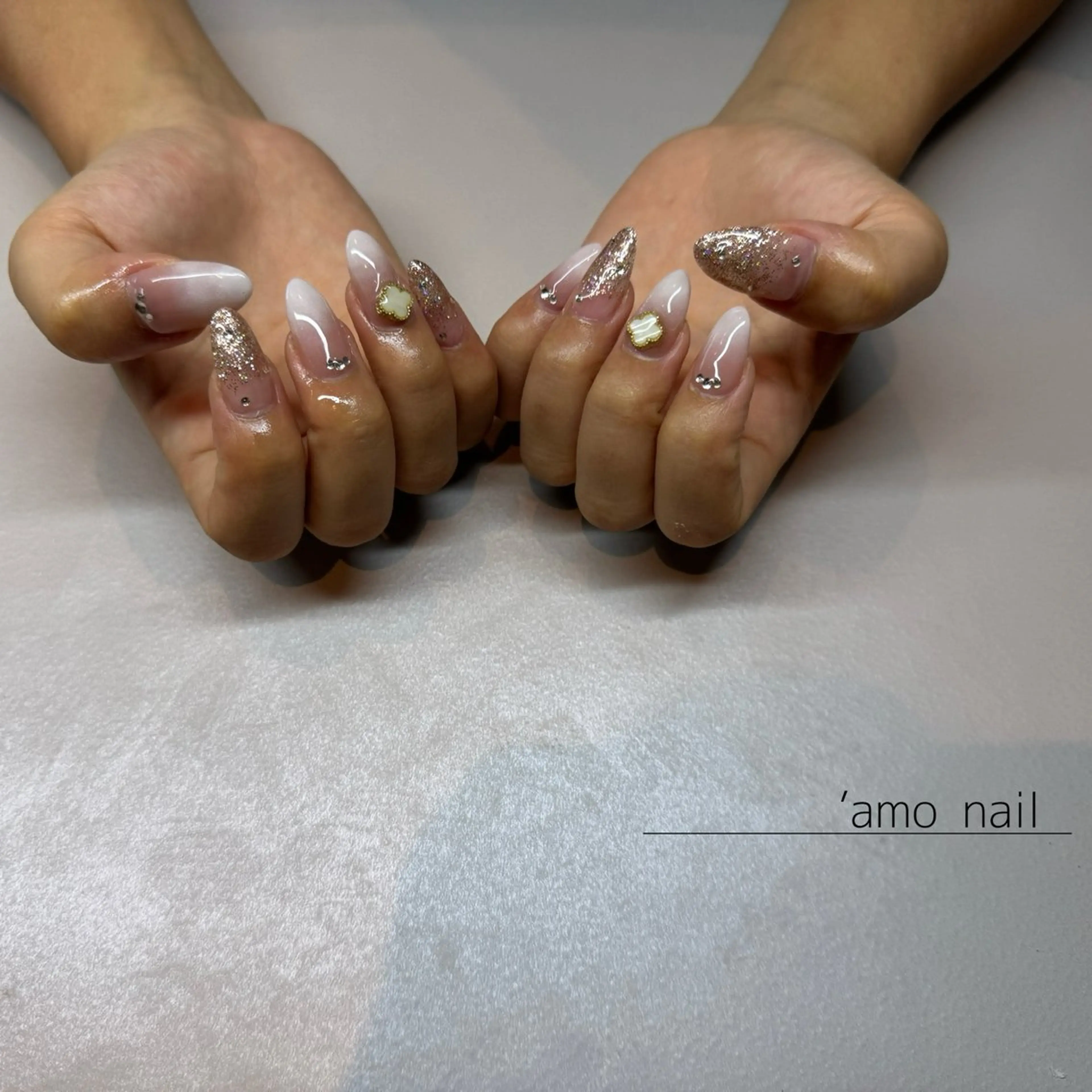 ネイル 長さ出し グラデーション ラメ(グリッター) ストーンネイル 'amo nail所属・'amo nailのネイルデザイン