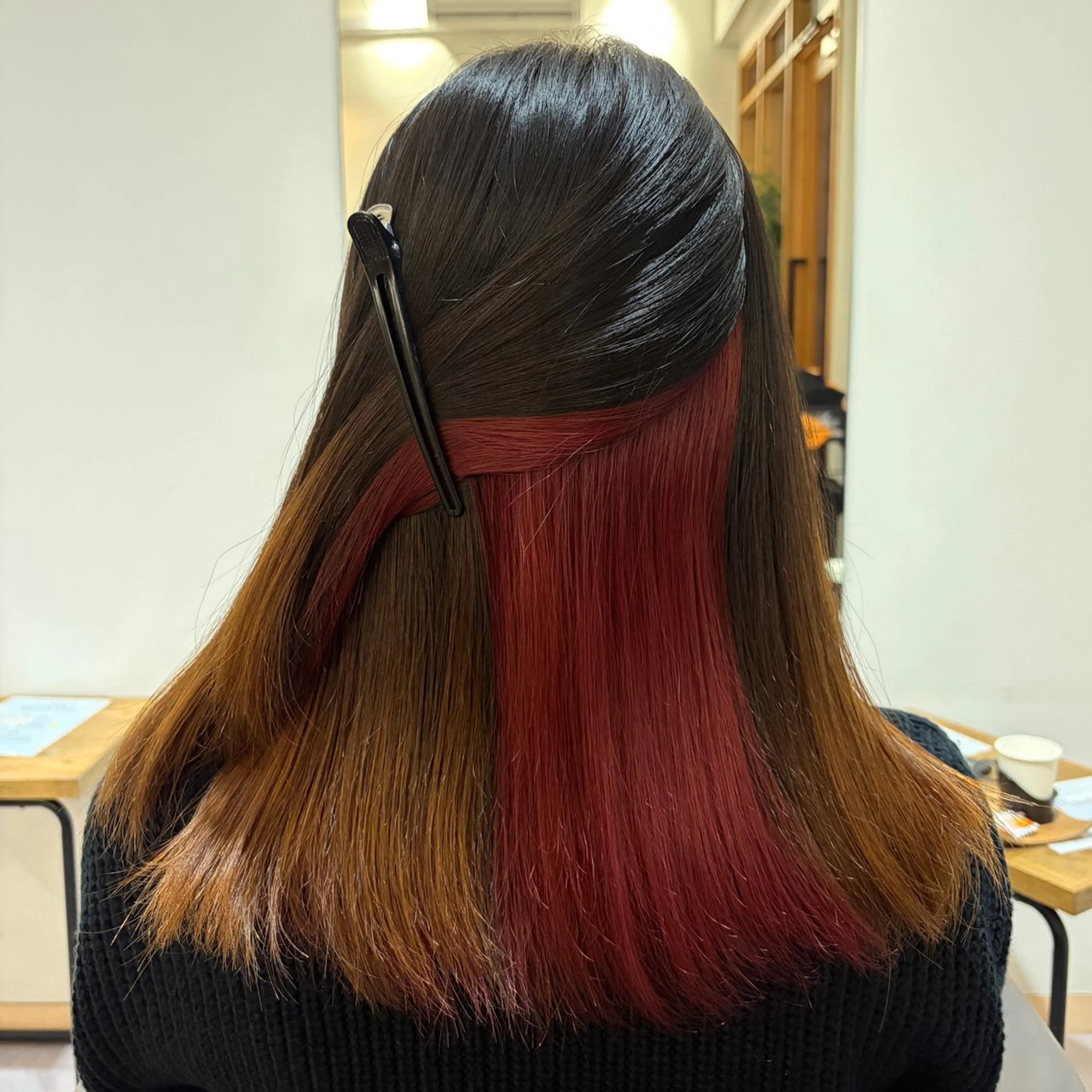 ロング ヘアカラー 荒井 茉凜のヘアスタイル