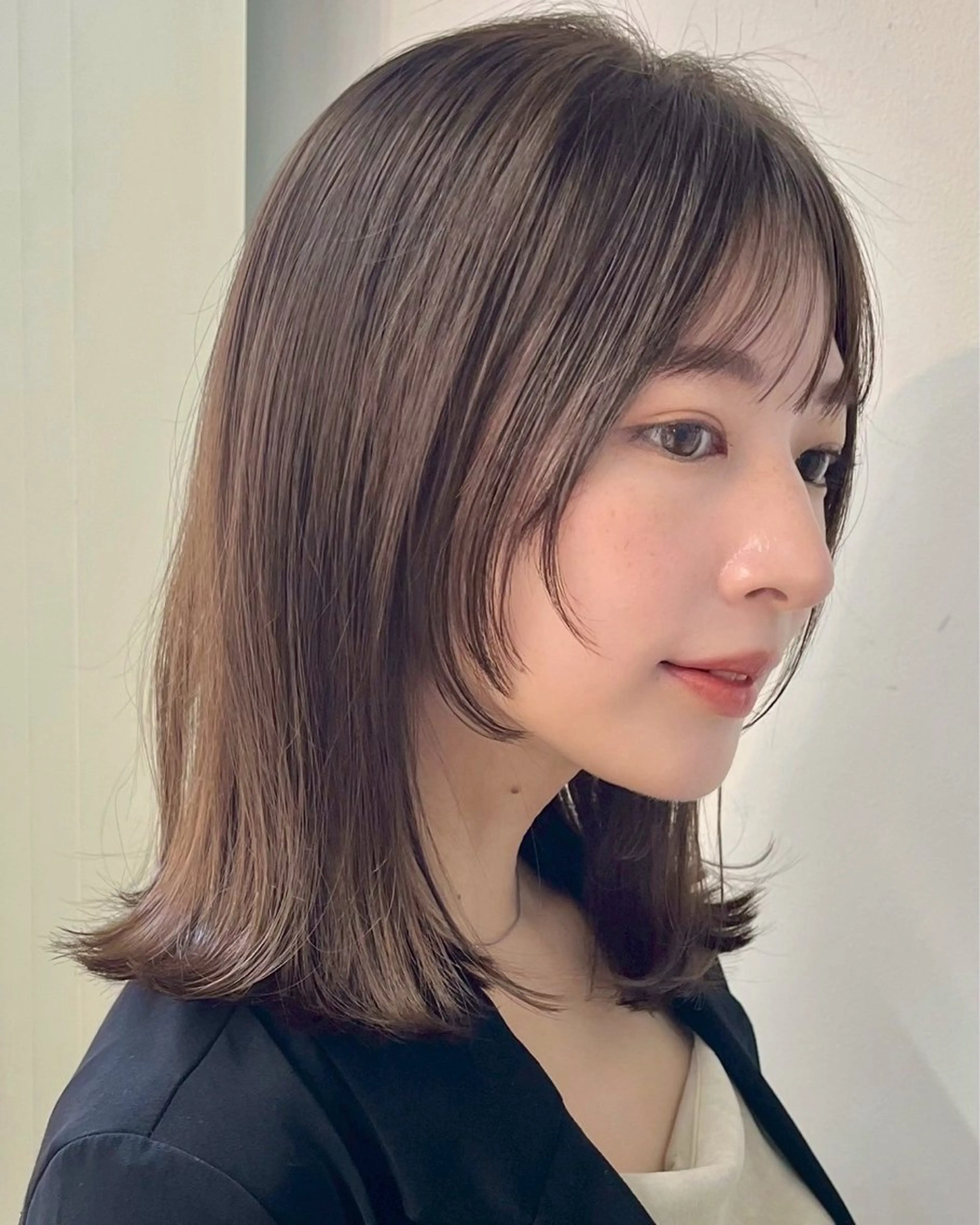 ミディアム カラー 顔まわりレイヤー レイヤーカット あやめ【顔まわり/レ イヤー/柔らかカラ】のヘアスタイル