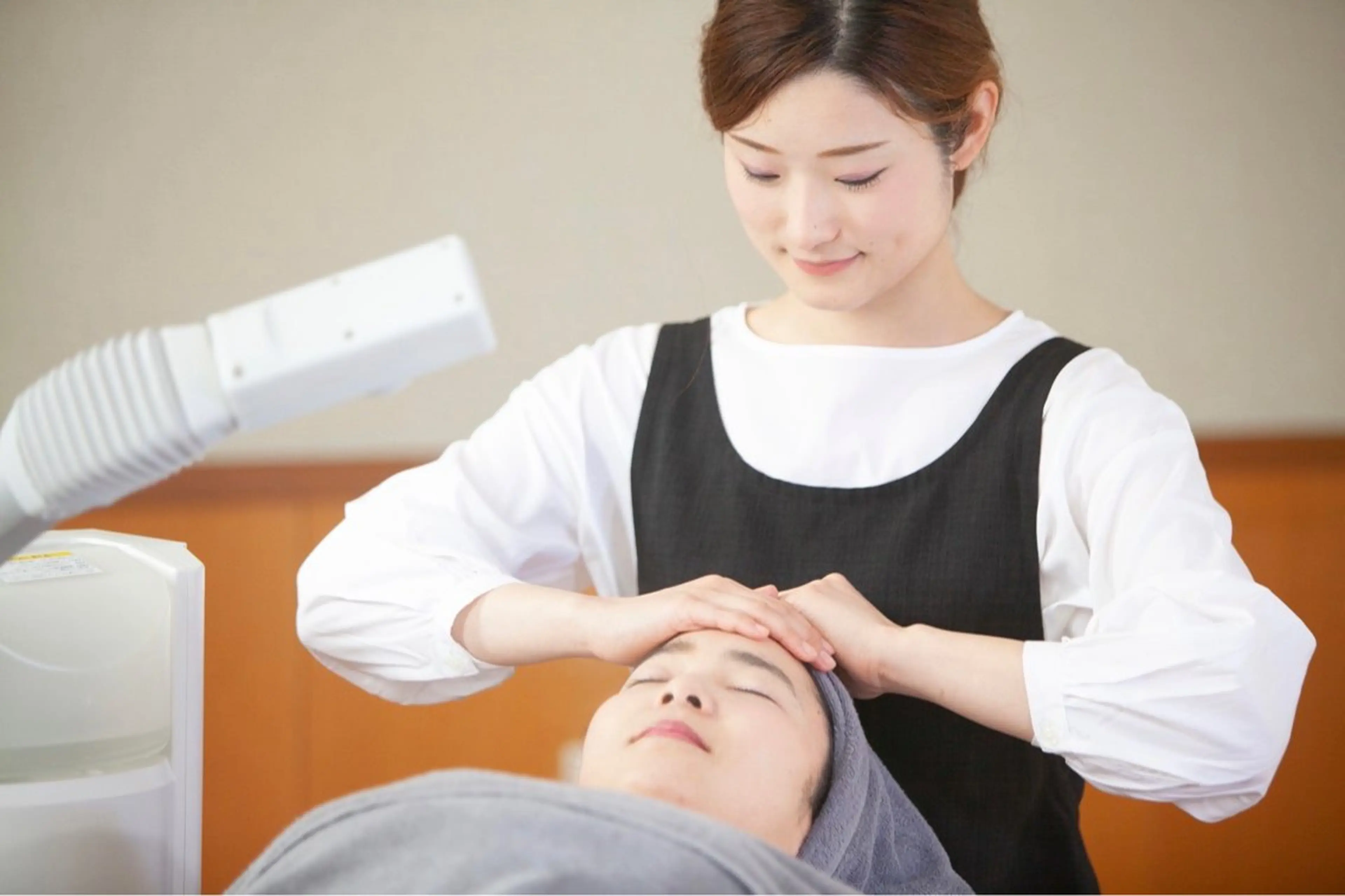 【人気メインコース】ニキビ、シミ、シワ、たるみ…全てのお悩みの方へ💡角質除去＋オイルパックで確実に綺麗へ導きます✨の写真