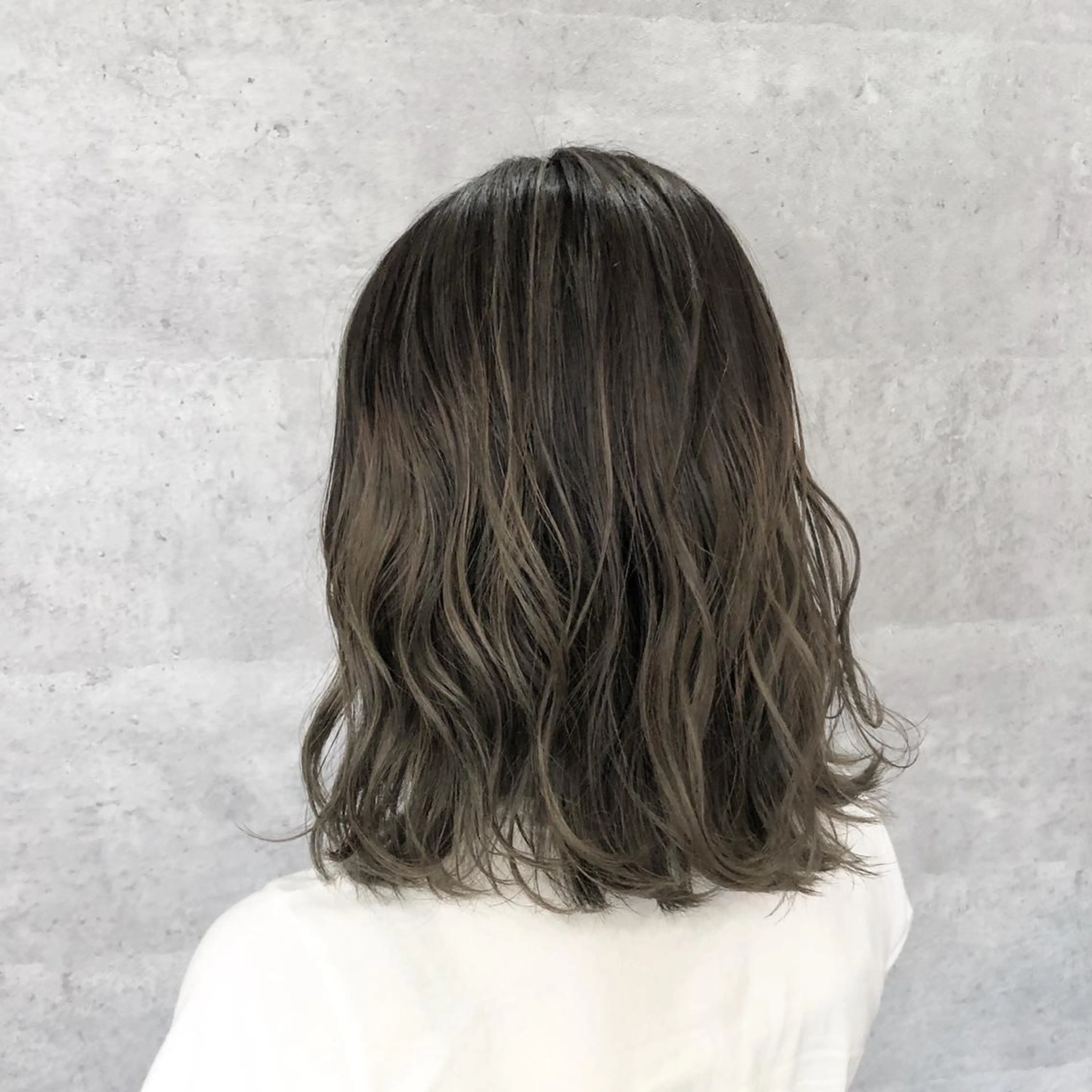 セミロング カラー グレージュ 髪質改善で 憧れの潤艶美髪にのヘアスタイル