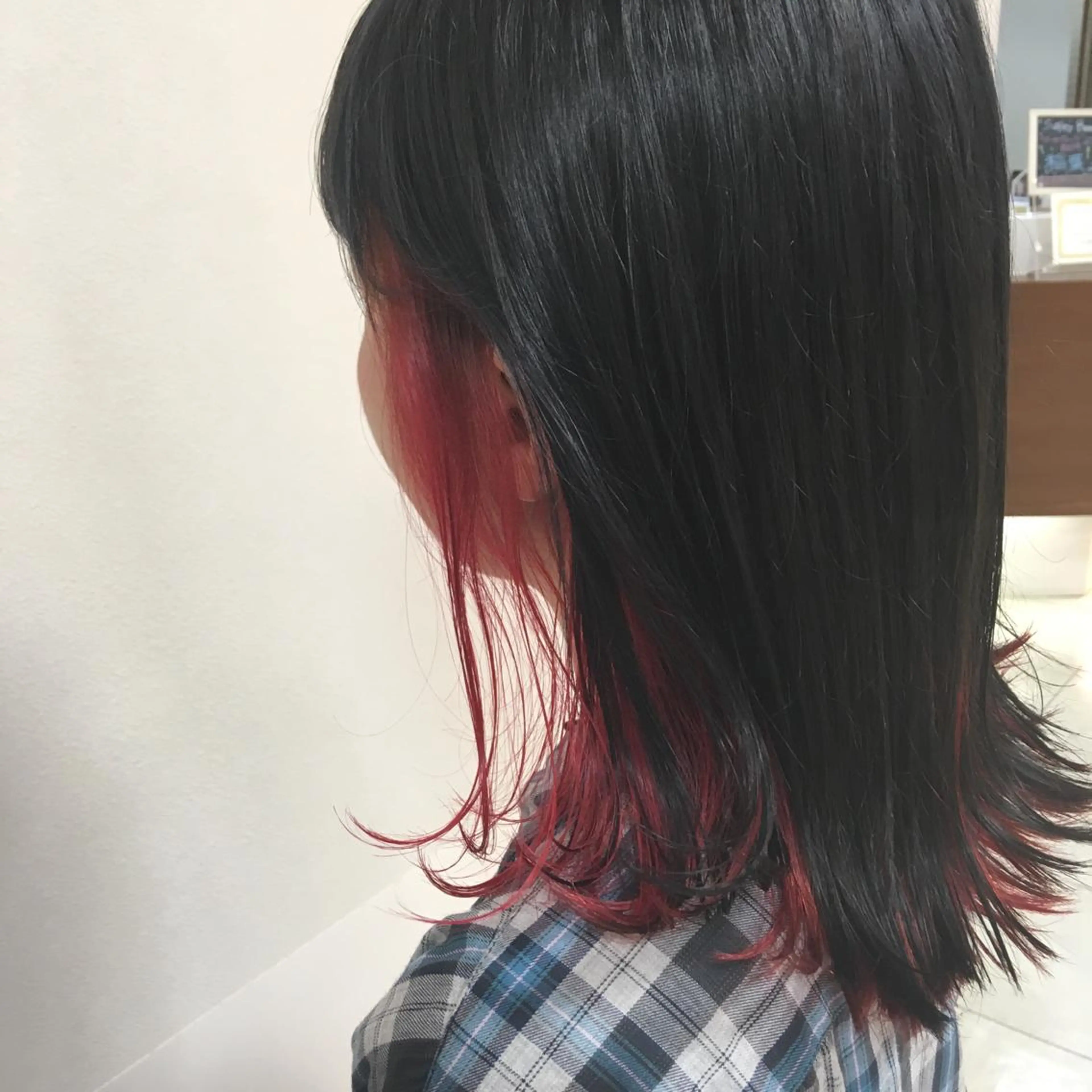ミディアム カラー ヘアアレンジ 透明感カラー ダークグレー レッドカラー 外ハネヘア ヘアカラー トリートメント 【Sweep】おじま のぞみのヘアスタイル