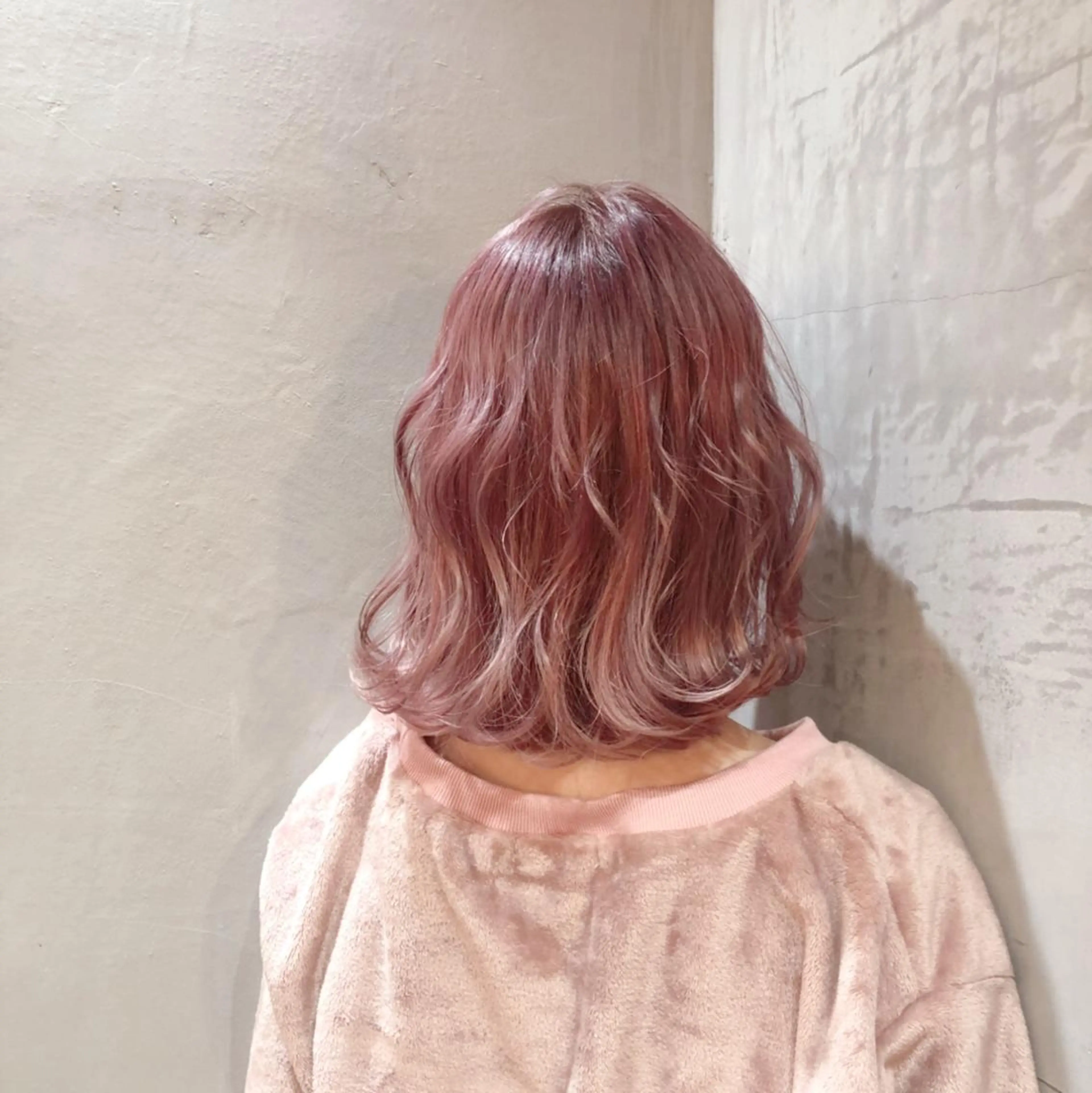 ミディアム カラー ブリーチ ピンクカラー 櫻井 愛弓のヘアスタイル