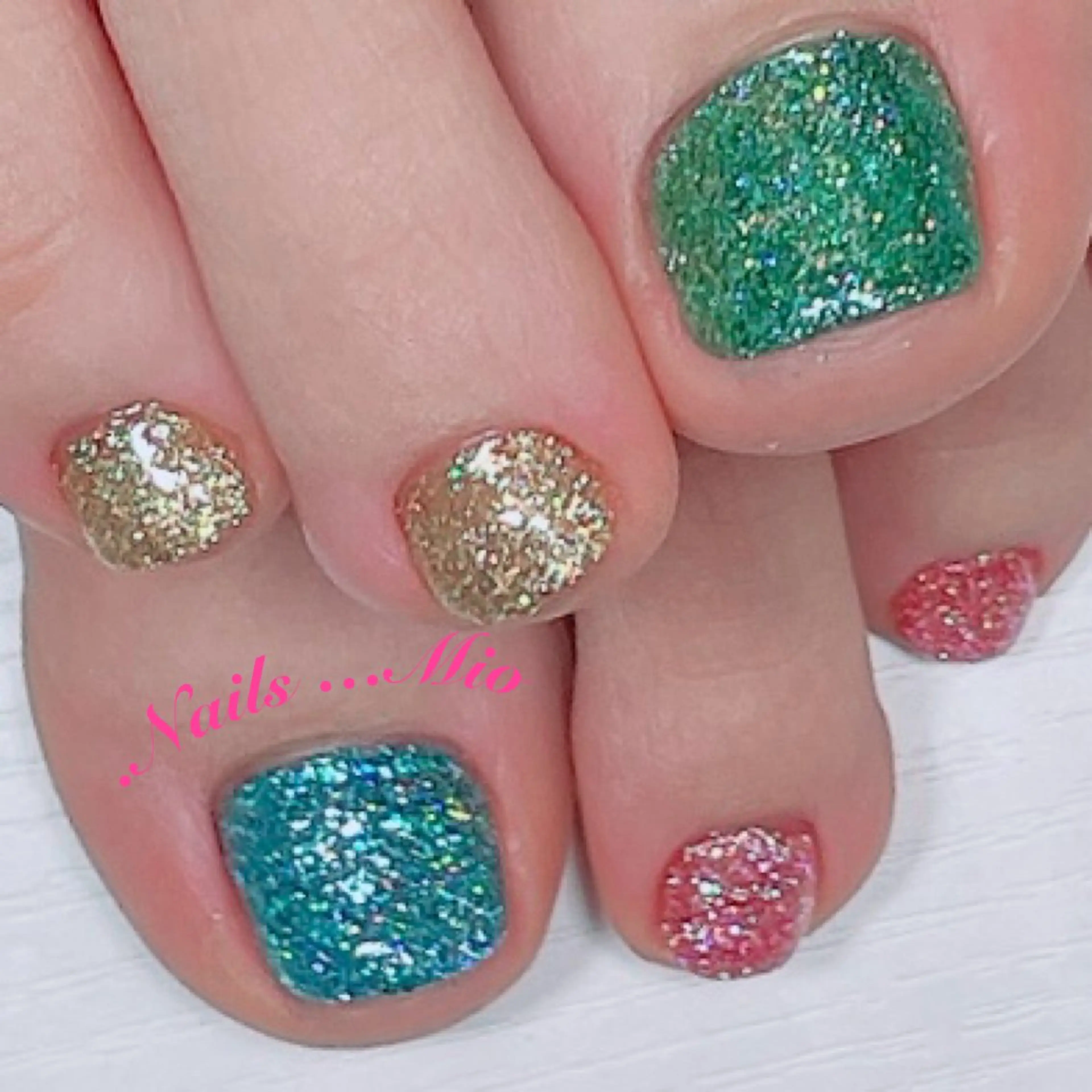 ネイル フットネイル ジェルネイル ワンカラーネイル 赤色 .Nails Mio 赤羽西ネイルサロンのネイルデザイン