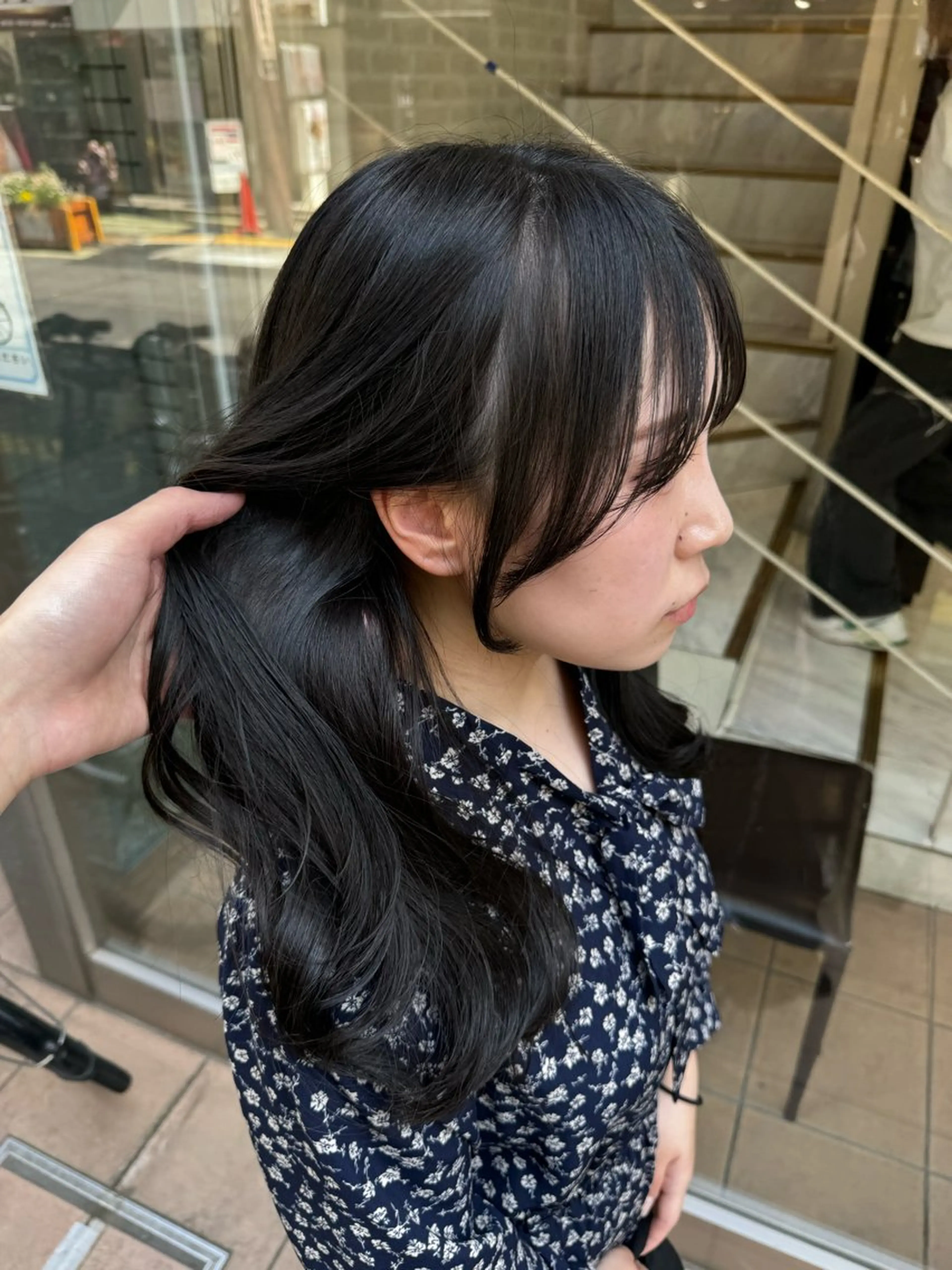 ロング カラー ヘアアレンジ 切りっぱなしボブ 黒髪 ブリーチ ブルーカラー ブルーブラック カット ヘアカラー トリートメント Zina 大宮所属・目黒 碧人のヘアスタイル