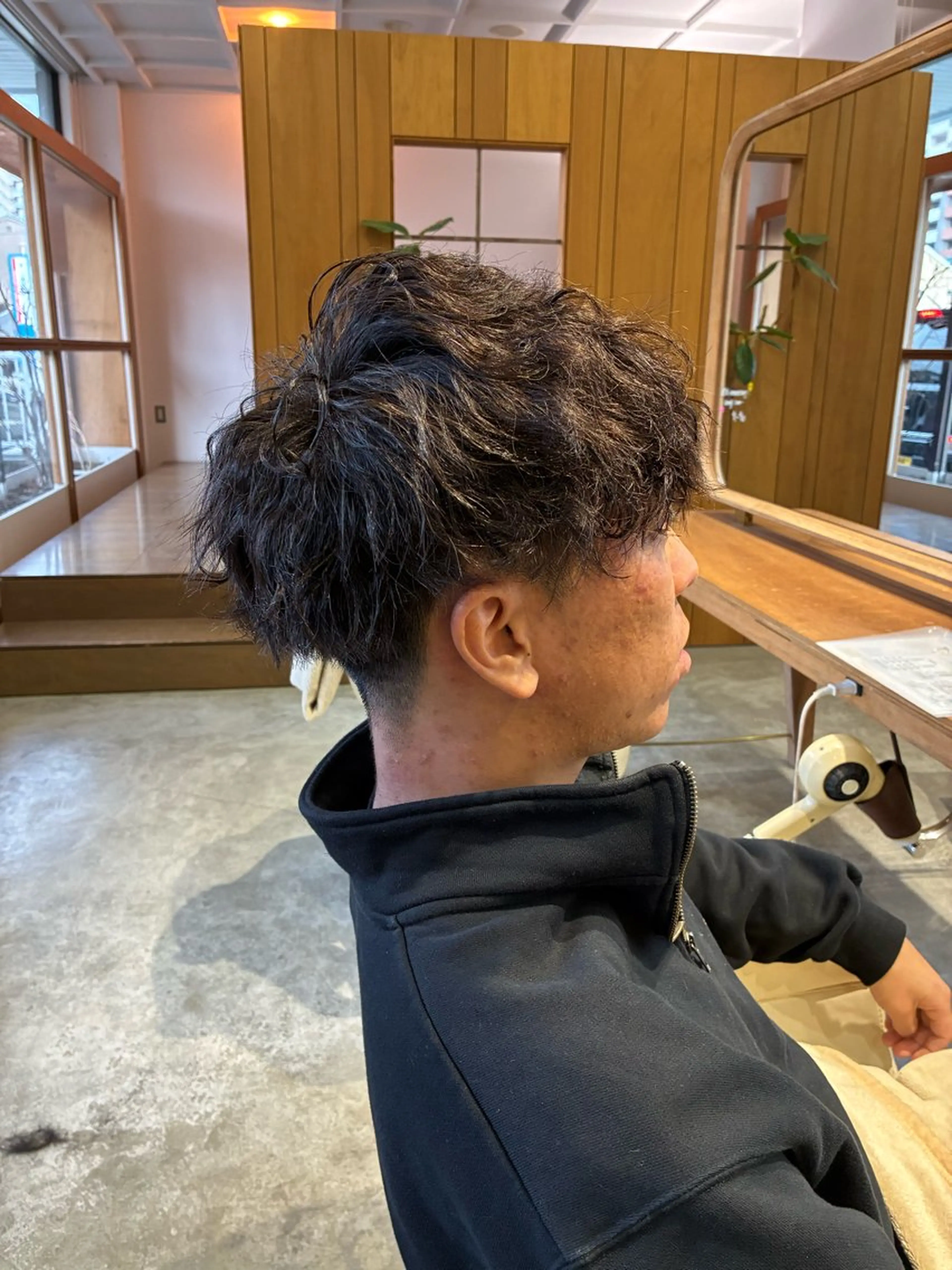 ショート パーマ メンズ フェードカット メンズインナーカラー メンズパーマ スパイキーショート ツイストスパイラルパーマ カット パーマ 佐藤 悠生 メンズパーマ.カットのヘアスタイル