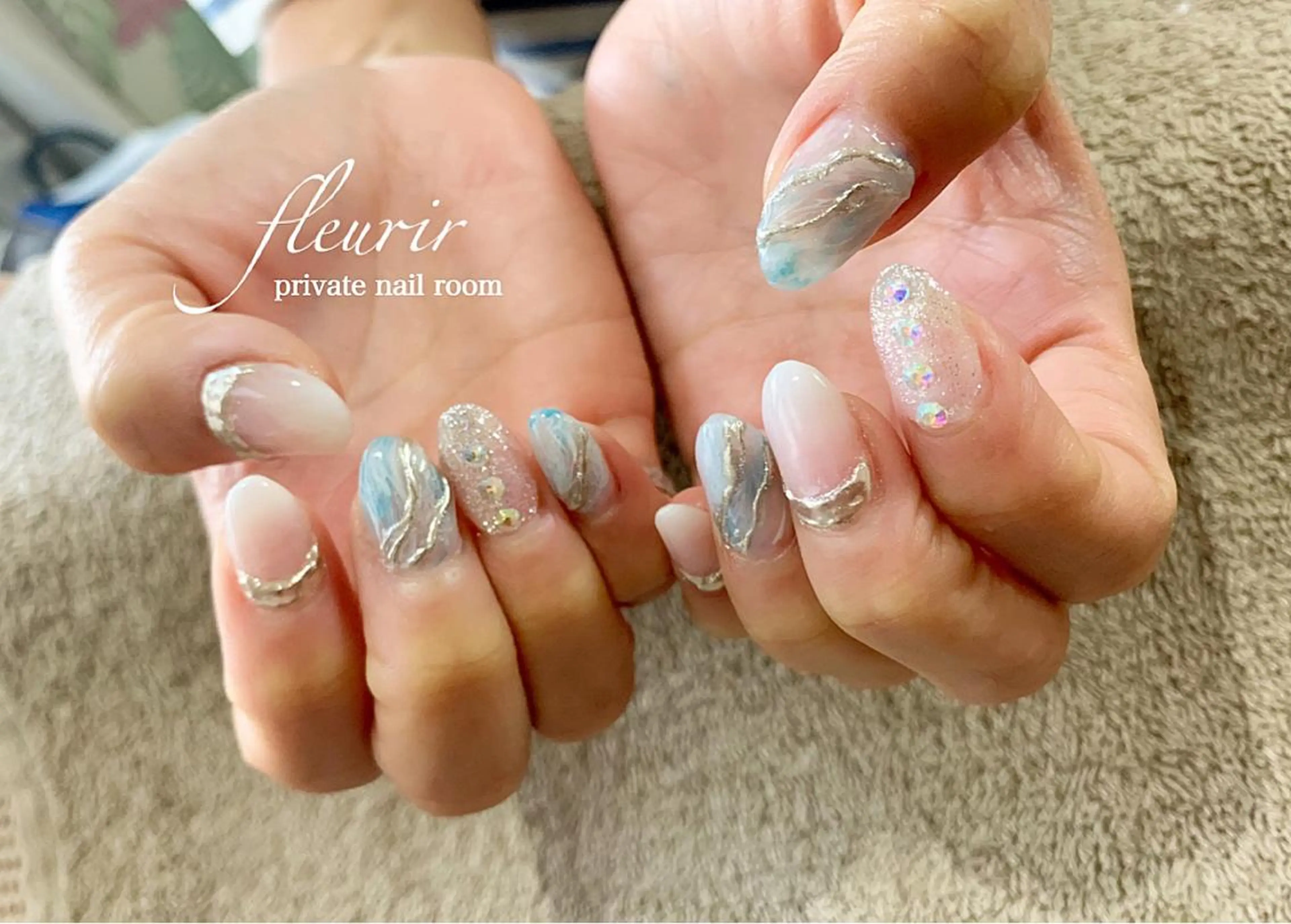 ネイル グラデーション 水色 ミラーネイル ニュアンスネイル ホワイト フルリール 【プライベートサロンのネイルデザイン