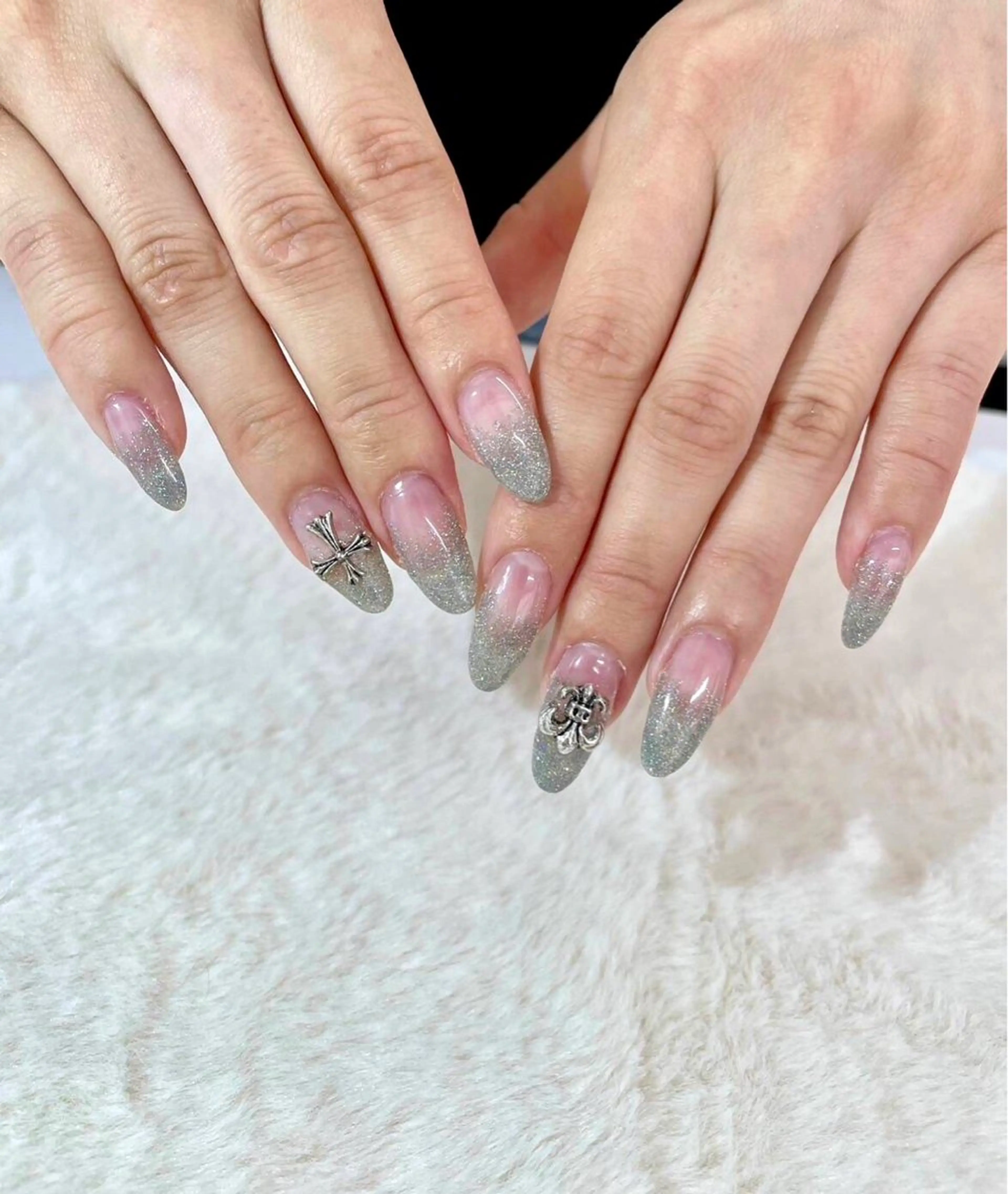 ネイル フラッシュネイル グラデーション シルバー ハンドネイル ハンドケア Epokku ネイルサロンのネイルデザイン