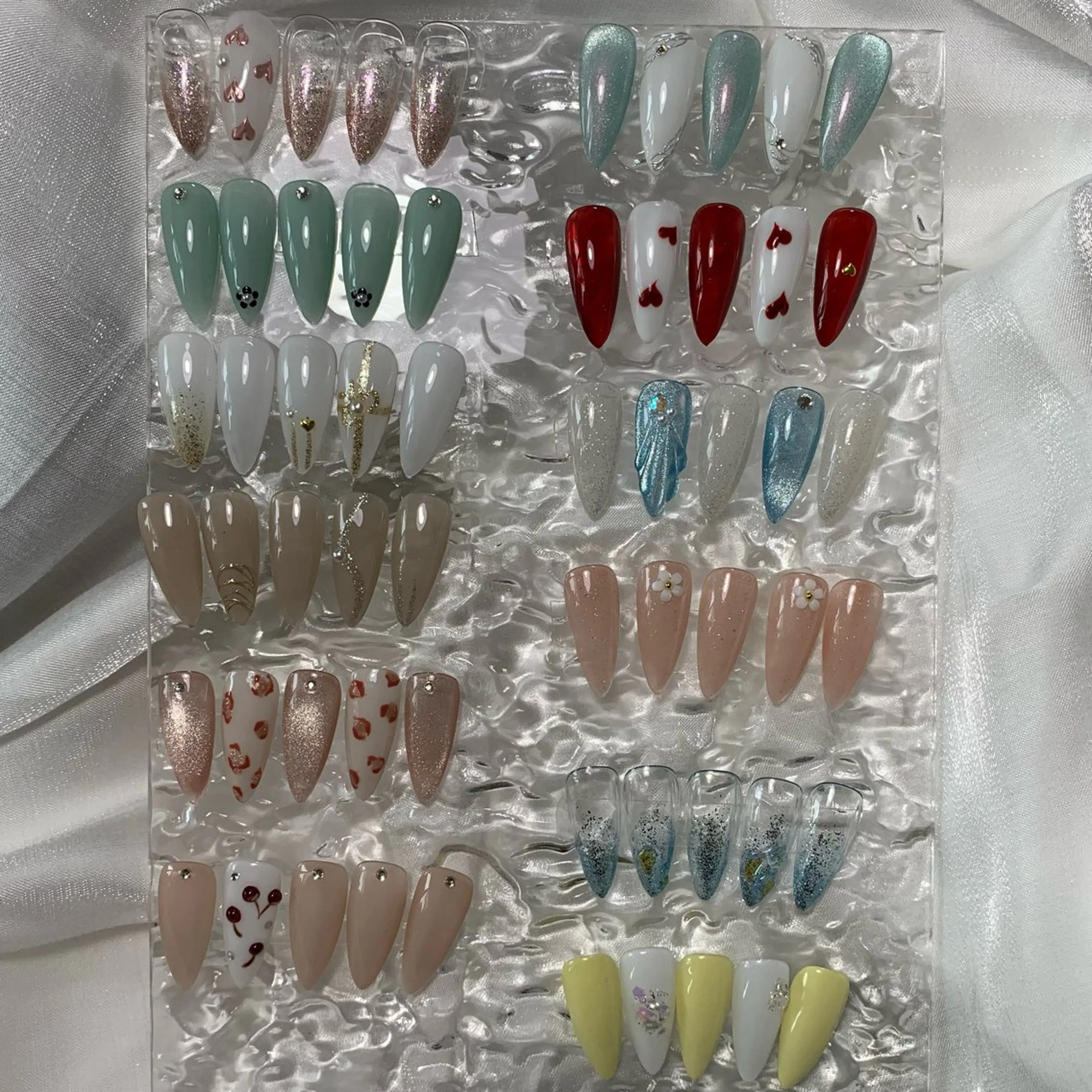 ネイル ブルー チークネイル フレンチネイル ハート ホログラムネイル ハンドネイル インフィニティ ネイルサロンのネイルデザイン