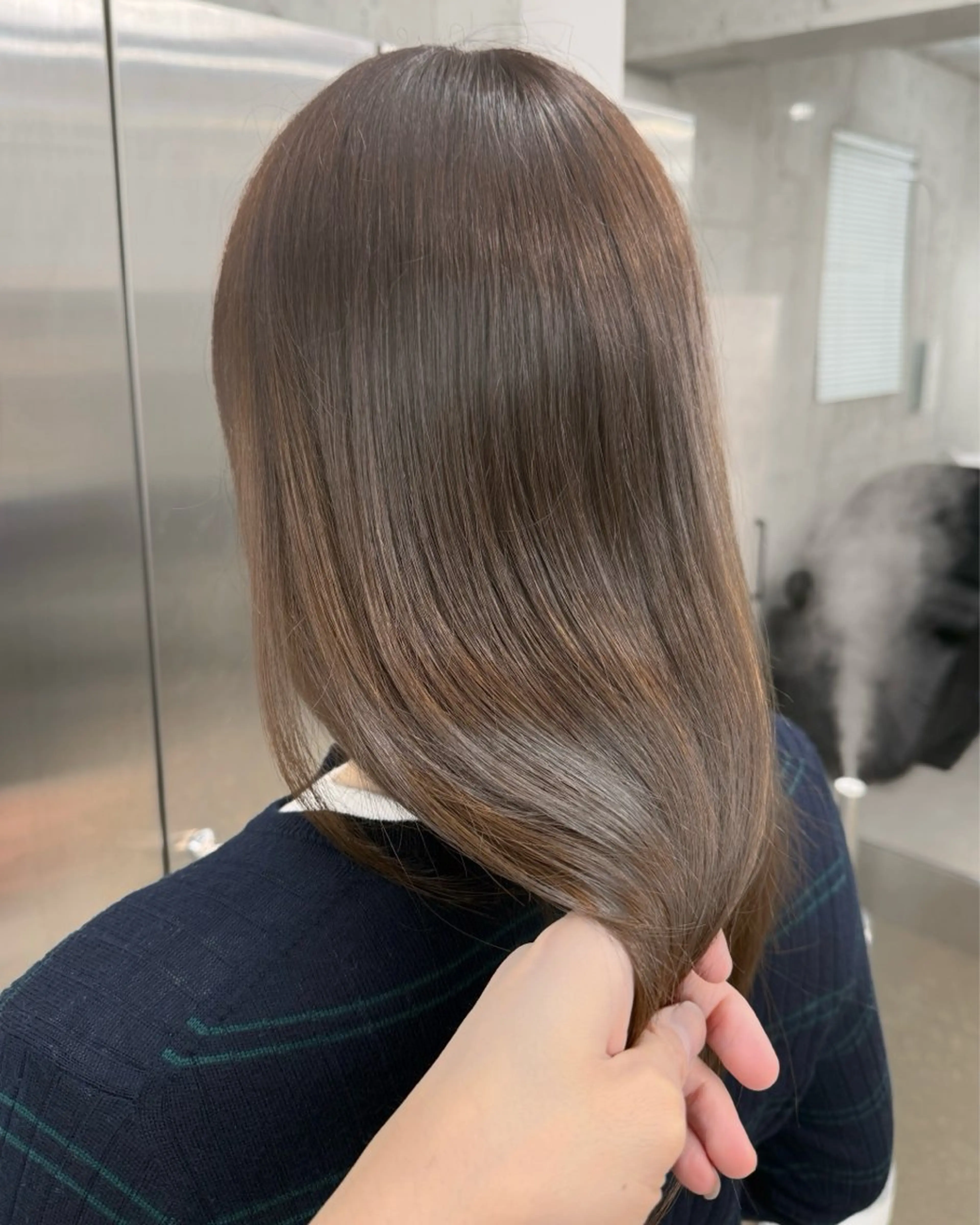 ロング カラー ブリーチ ダブルカラー グレージュ ミルクティーグレージュ ブリーチなしカラー カット ヘアカラー トリートメント 高橋大樹/グレージュ 透明感/髪質改善のヘアスタイル