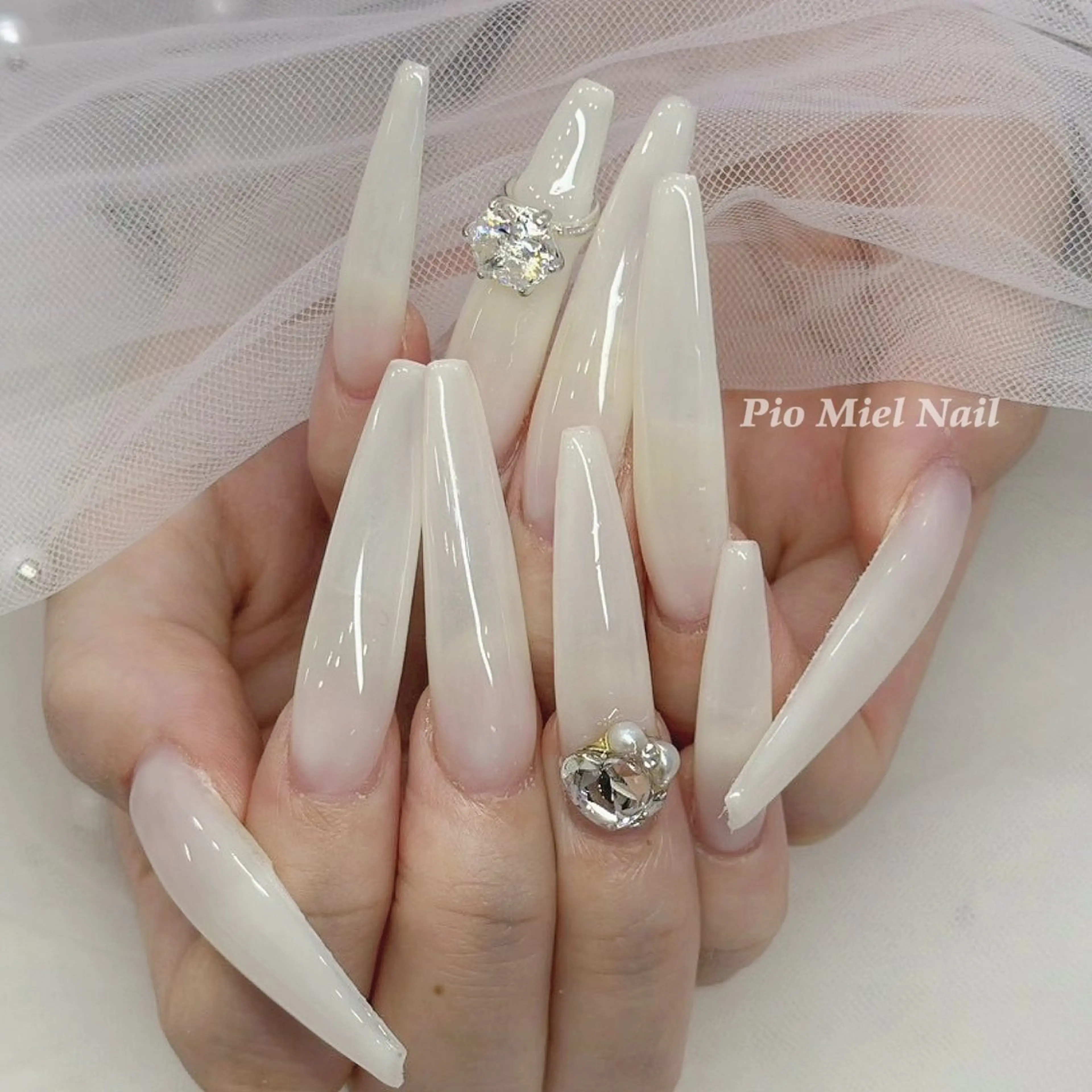 ロング 韓国風ヘア ハンドネイル ハンドケア Pio Mielのネイルデザイン