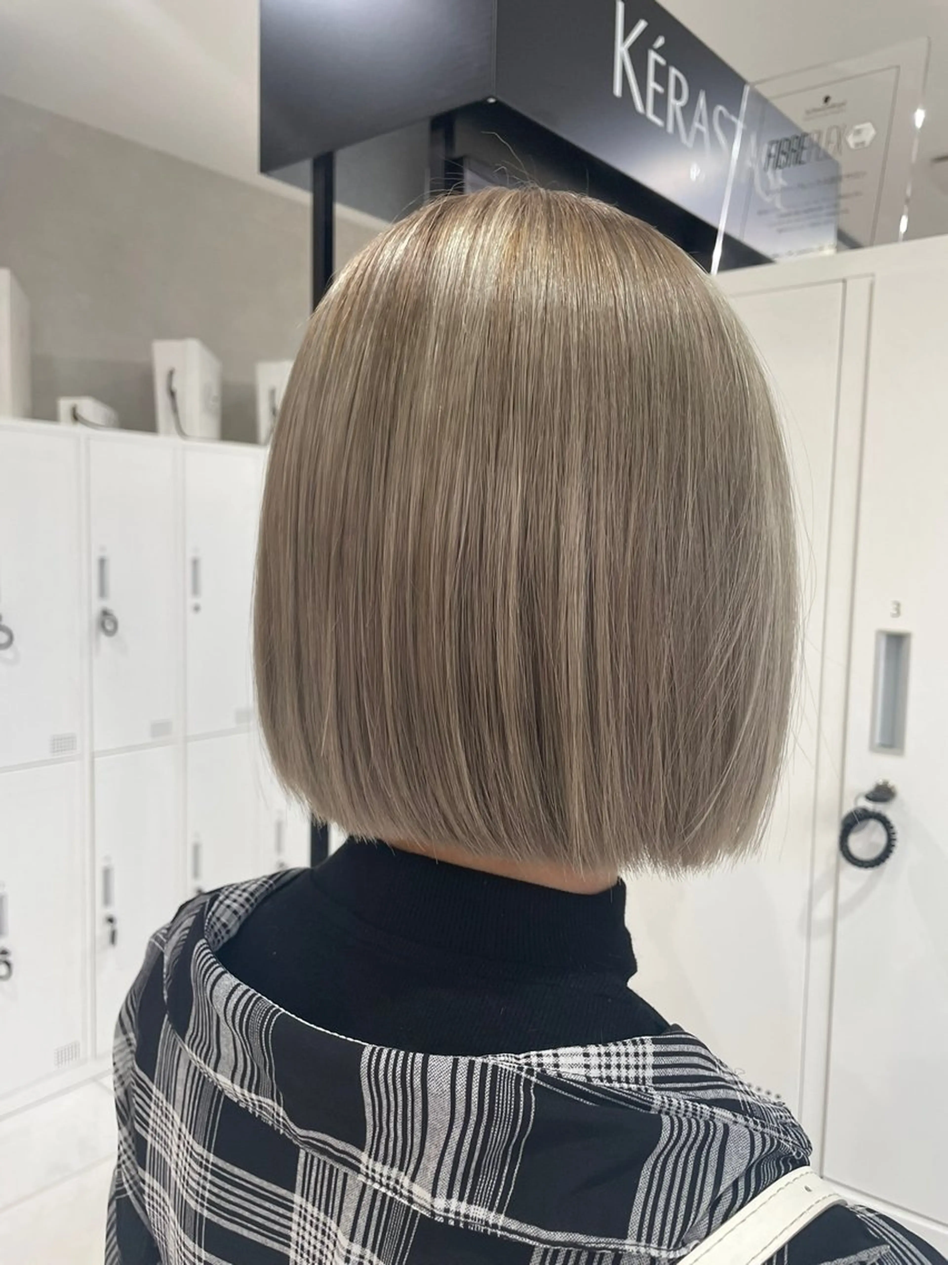 ショート カラー 切りっぱなしボブ ブリーチ グレージュ ボブ GRANDEUR natsukiのヘアスタイル