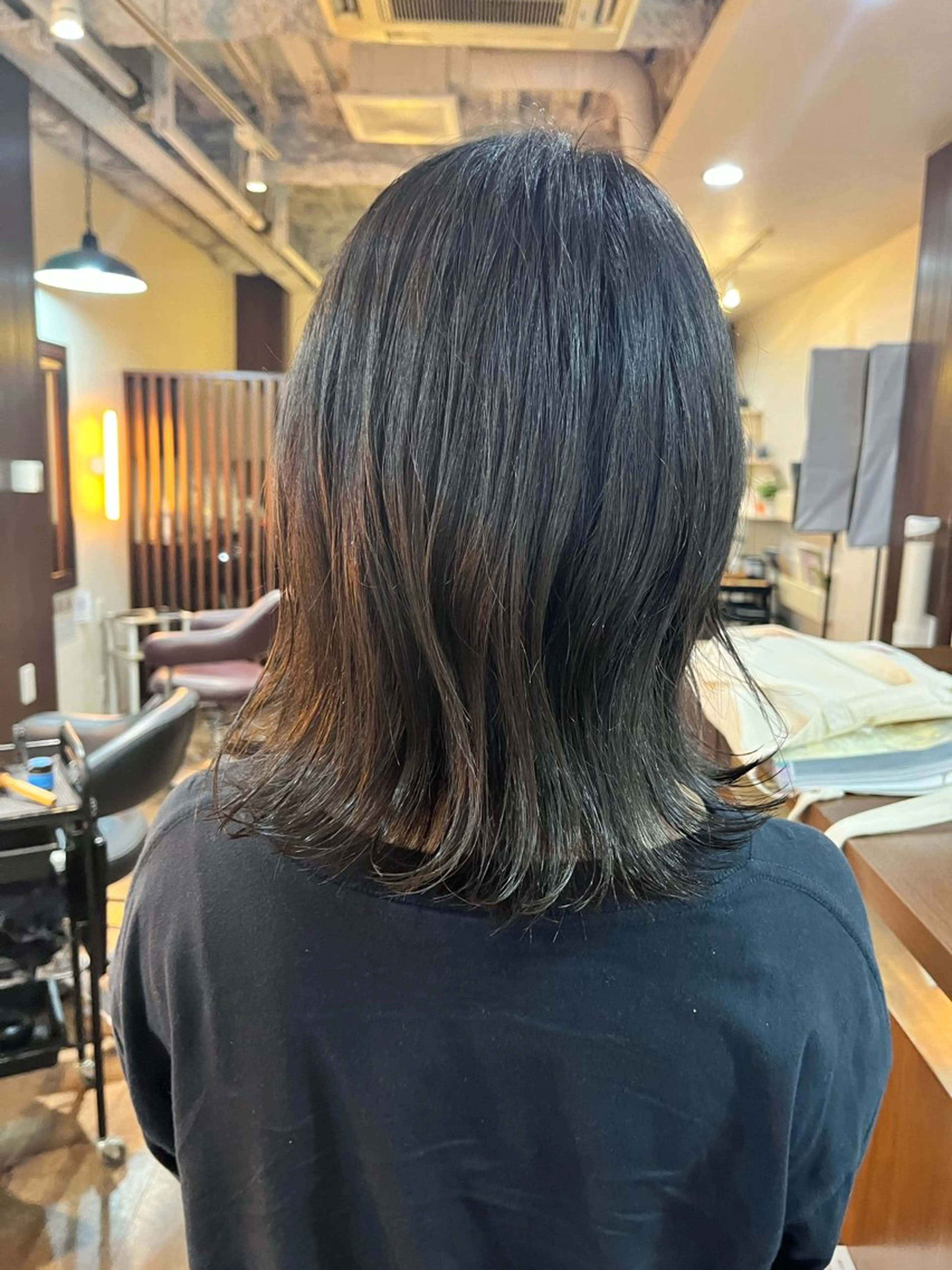 ミディアム アッシュ トモタニ ミオのヘアスタイル