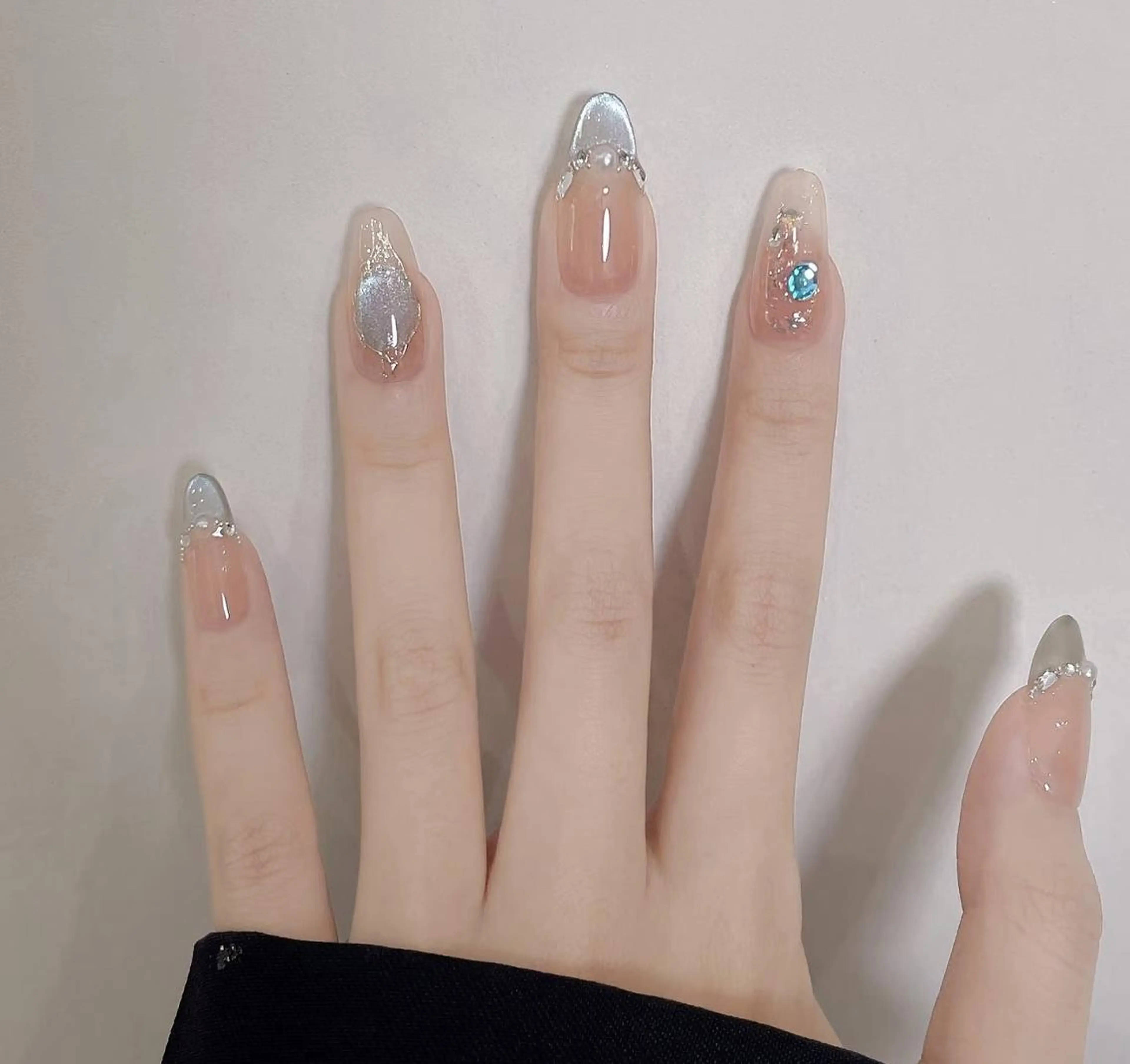 ネイル オーロラネイル チークネイル 長さ出し フットネイル フレンチネイル ハンドネイル リラネイル Aikenのネイルデザイン