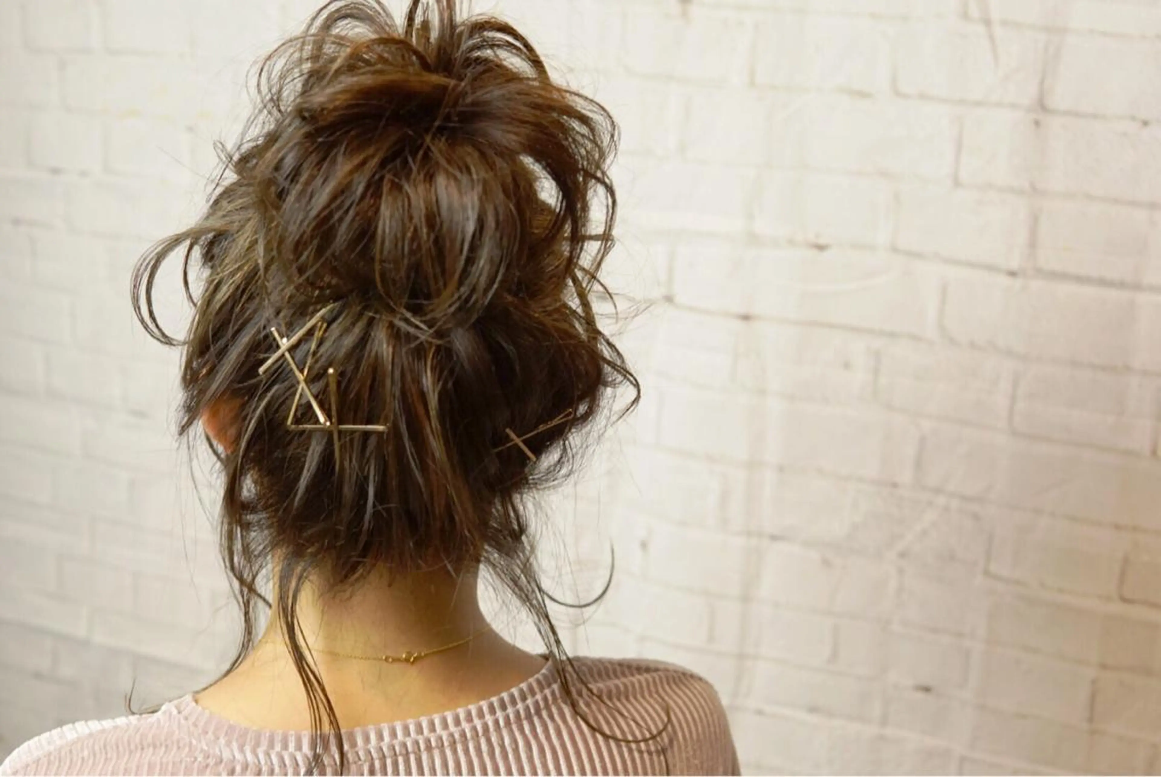 セミロング ヘアアレンジ お団子ヘア 簡単アレンジ おくれ毛 髪質改善、エクステ 山口卓哉のヘアスタイル