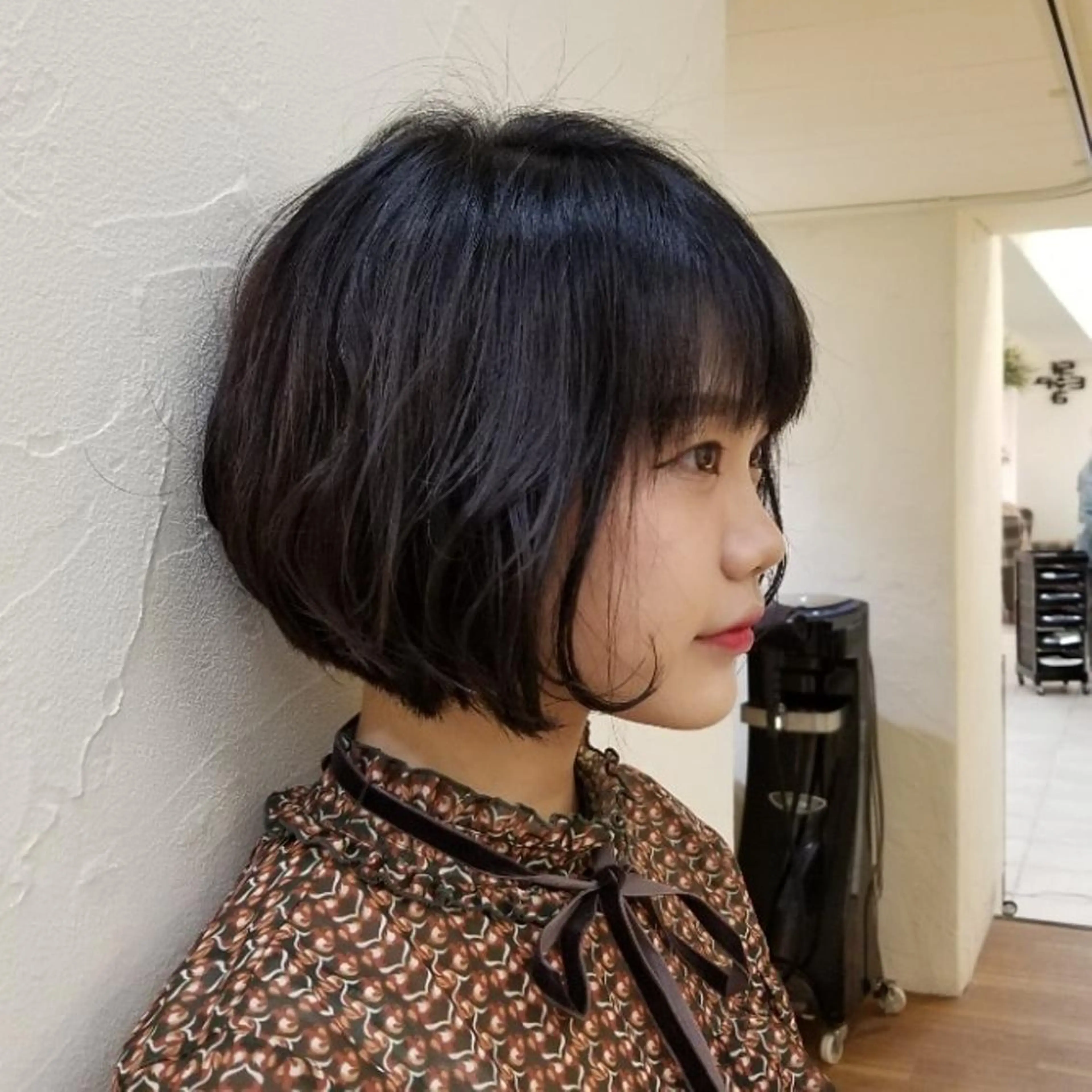 ショート ツヤ髪✨縮毛矯正 ハイトーンカラーのヘアスタイル