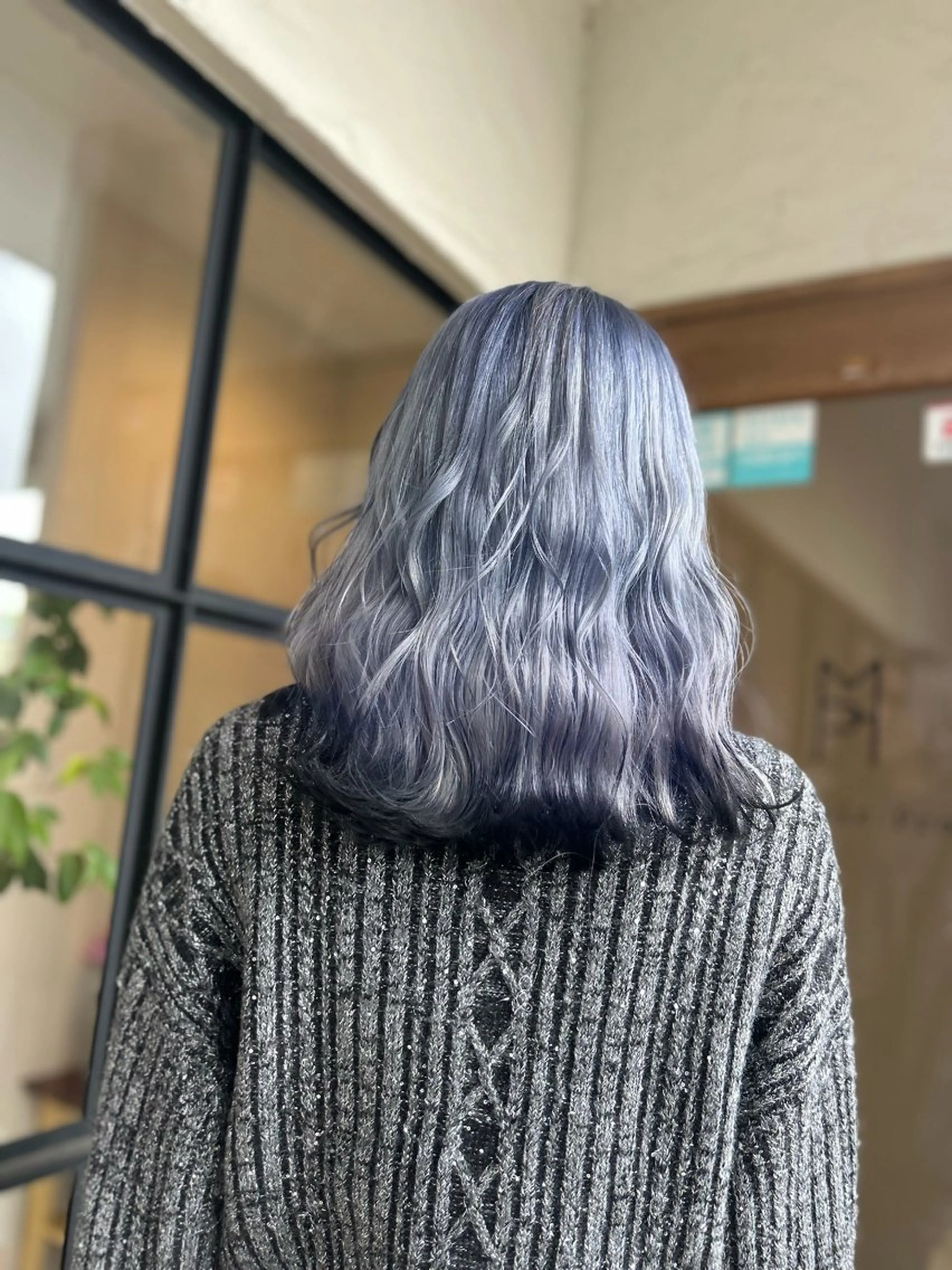 ロング カラー 黒髪 ブリーチ ブルーカラー カット ヘアカラー 井上 花音のヘアスタイル