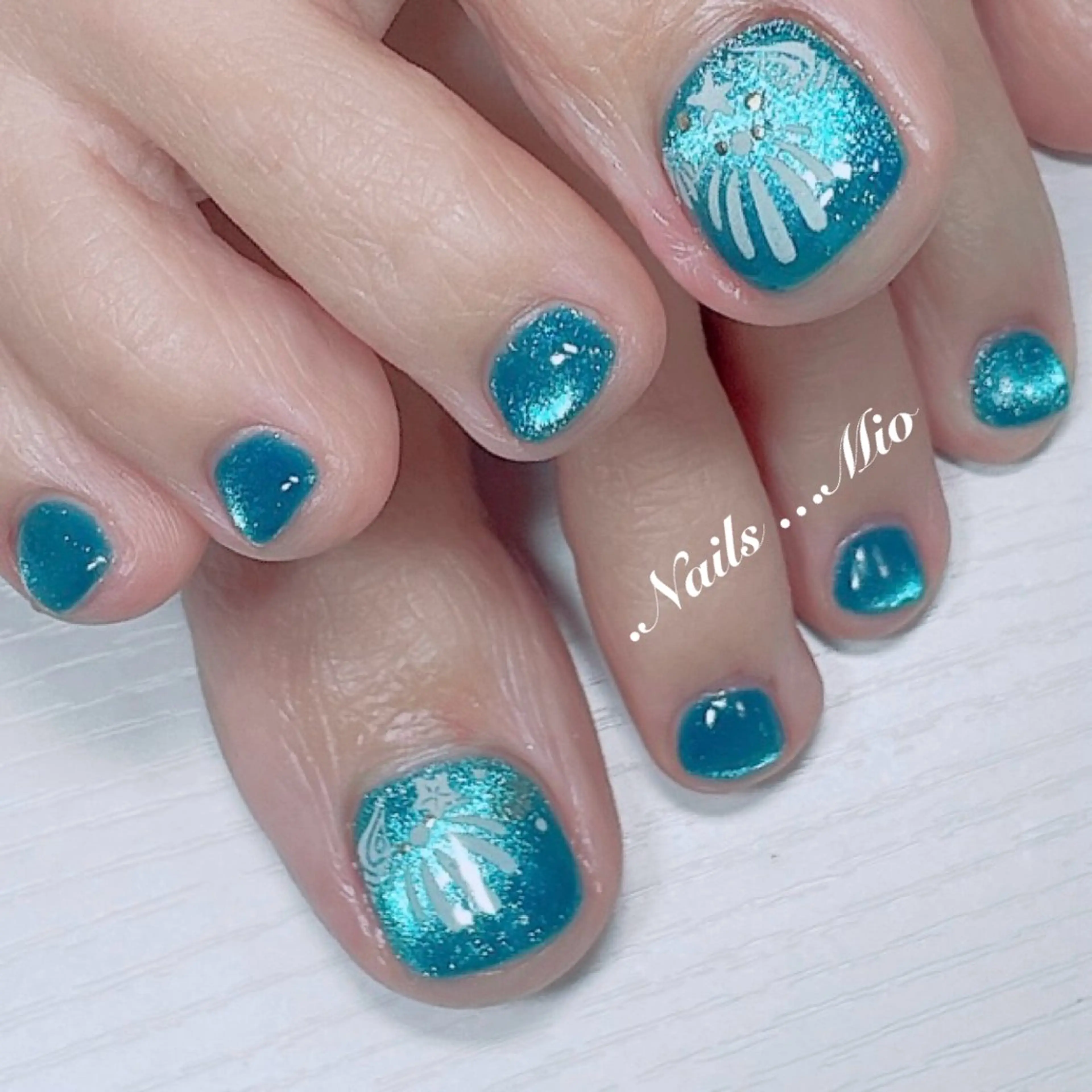 ネイル アートネイル フットネイル ジェルネイル マグネットネイル 赤色 .Nails Mio 赤羽西ネイルサロンのネイルデザイン