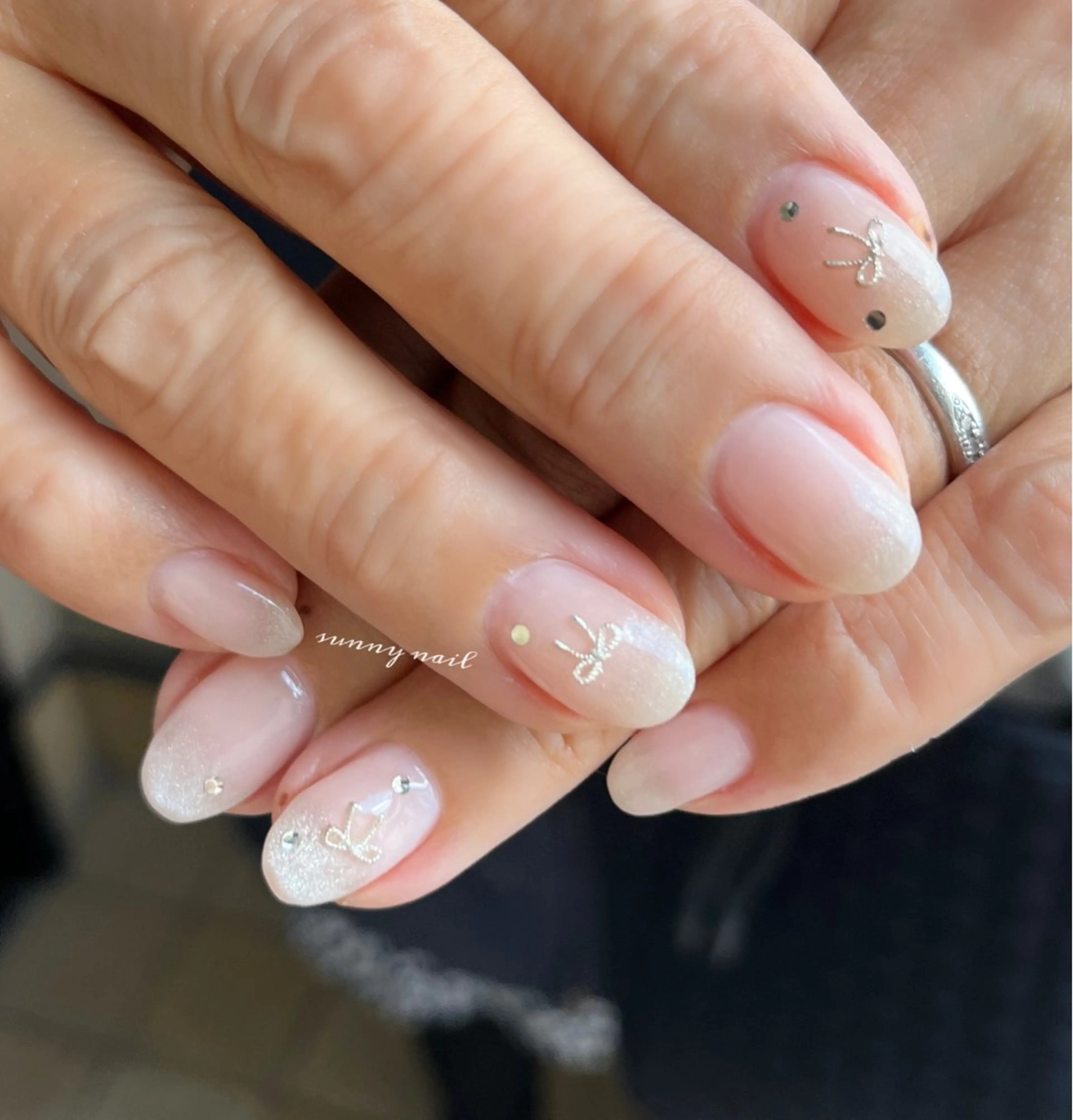 ネイル ジェルネイル グラデーション マグネットネイル パラジェル リボン sunny nailのネイルデザイン