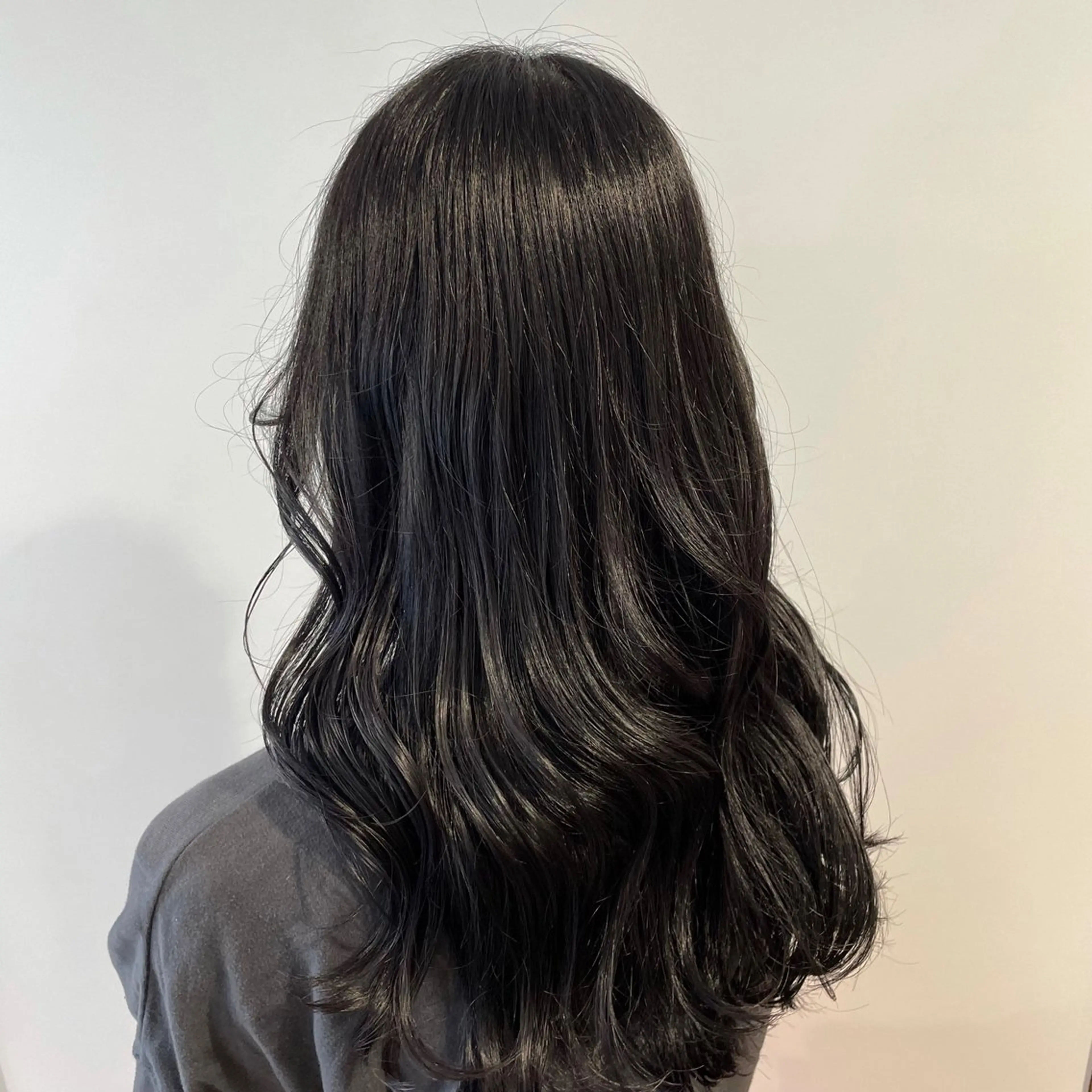 ロング カラー 黒髪 ブルーカラー ブルーブラック ハイライトカラー ハイライト ヘアカラー SALOWIN栄 三丁目 木戸里実のヘアスタイル