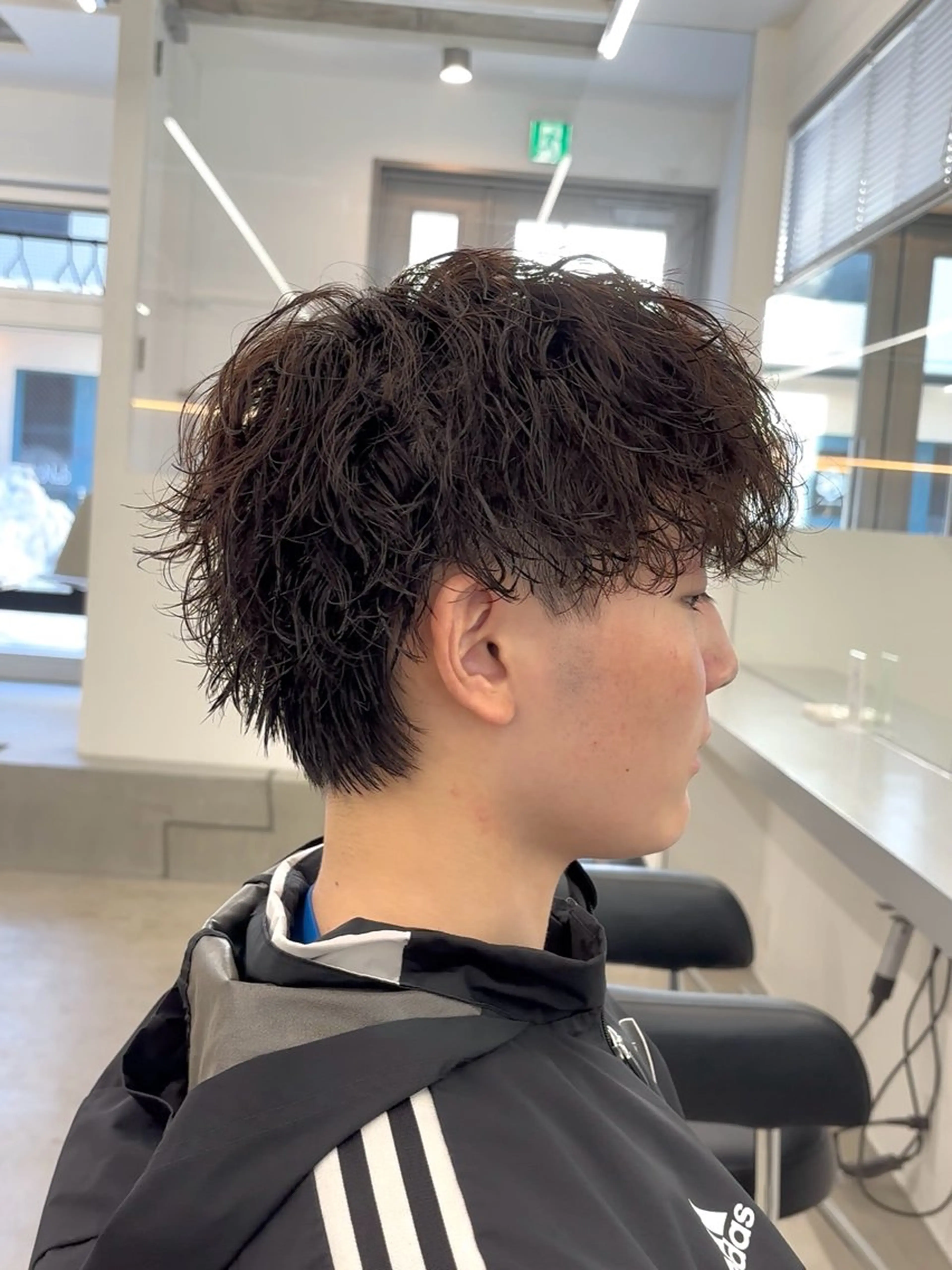 ショート パーマ メンズ メンズパーマ ツイストスパイラルパーマ 波巻きパーマ スパイラルパーマ カット パーマ なりたひろと / フェザーパーマのヘアスタイル