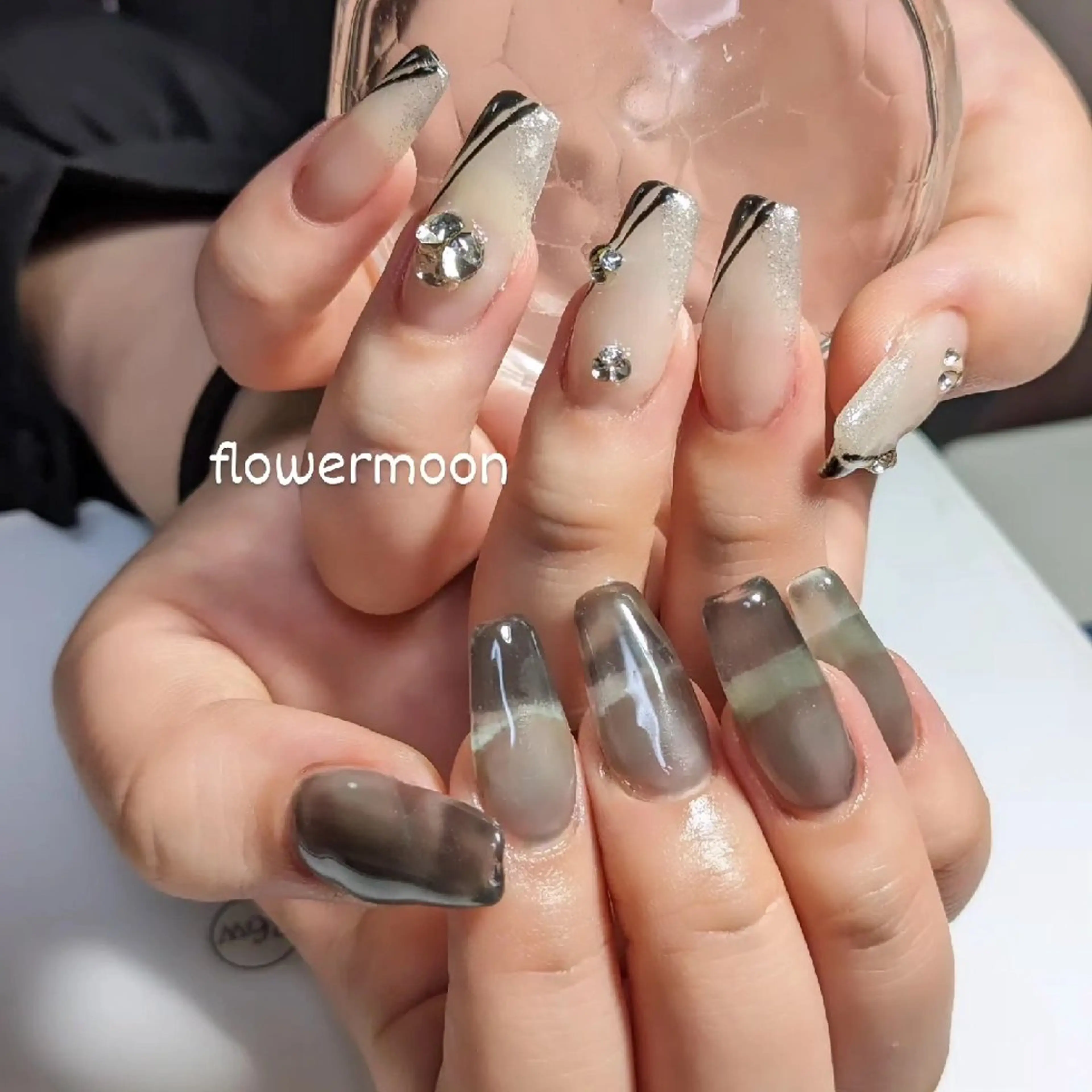 ネイル ダブルフレンチ フレンチネイル ラメ(グリッター) フラワー ムーンのネイルデザイン