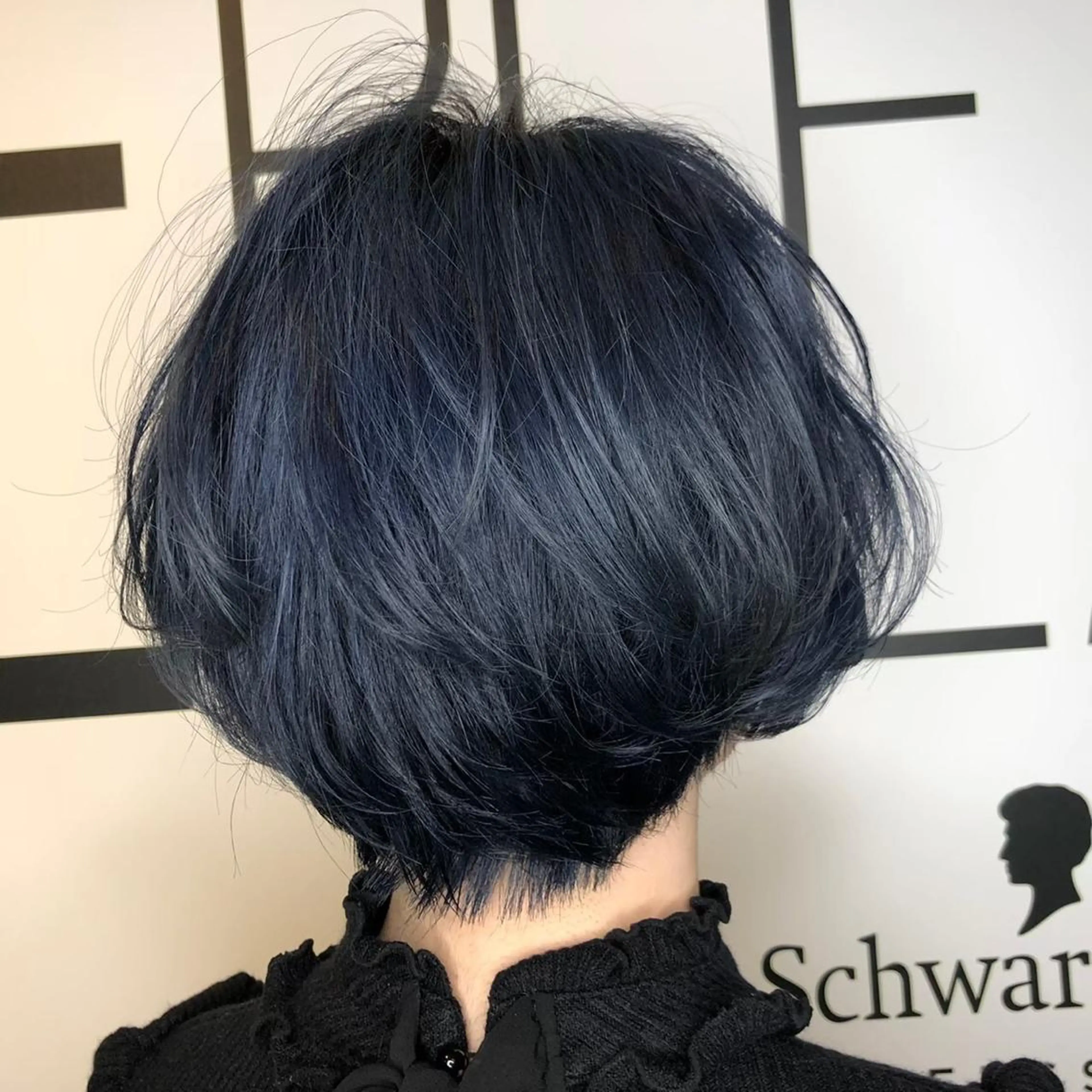 ショート カラー ネイビーカラー ブリーチ👩‍🦳/ ‪✂︎MANAMIのヘアスタイル