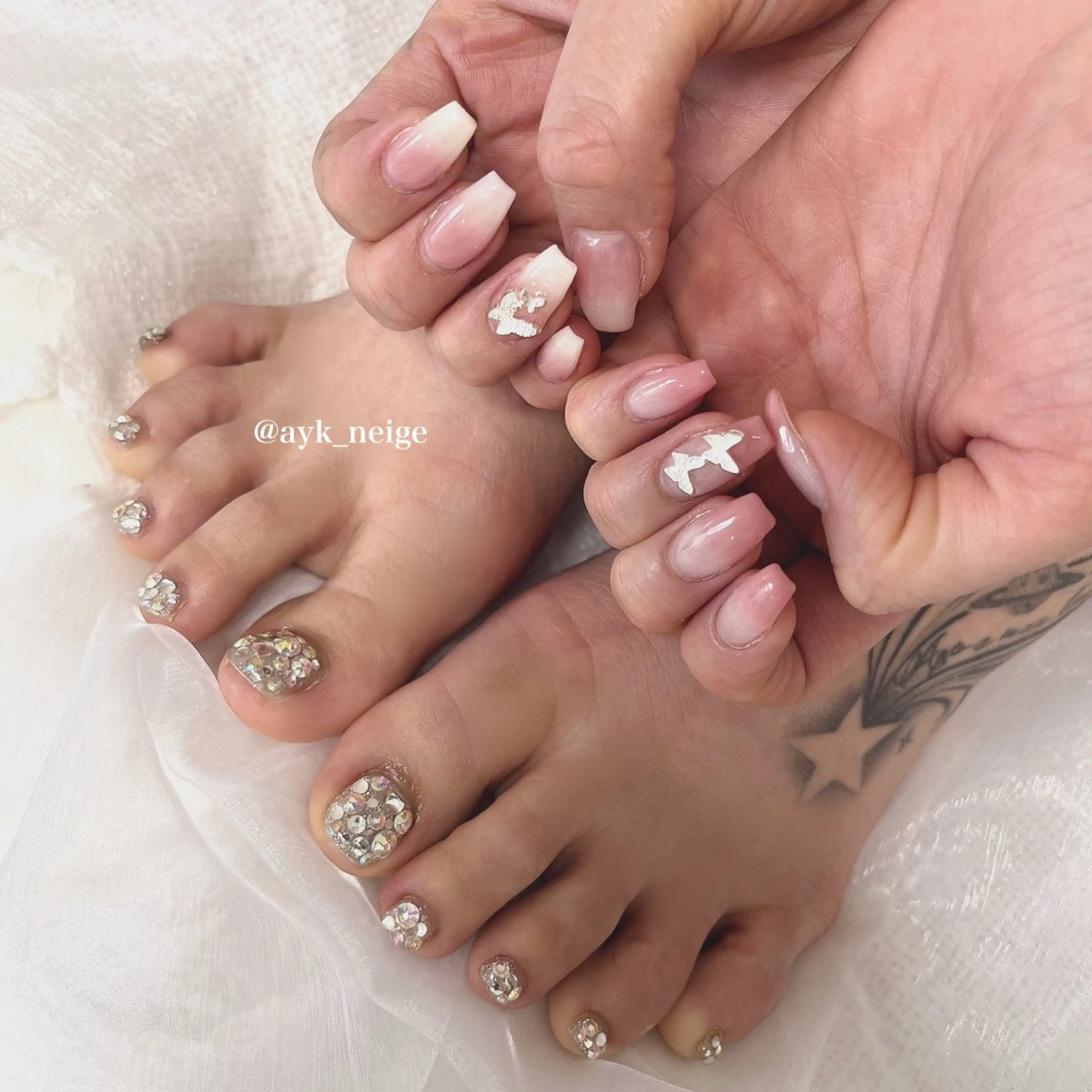 ネイル フットネイル キラキラネイル 韓国ネイル リボン n'eige nail所属・大谷 綾香のネイルデザイン