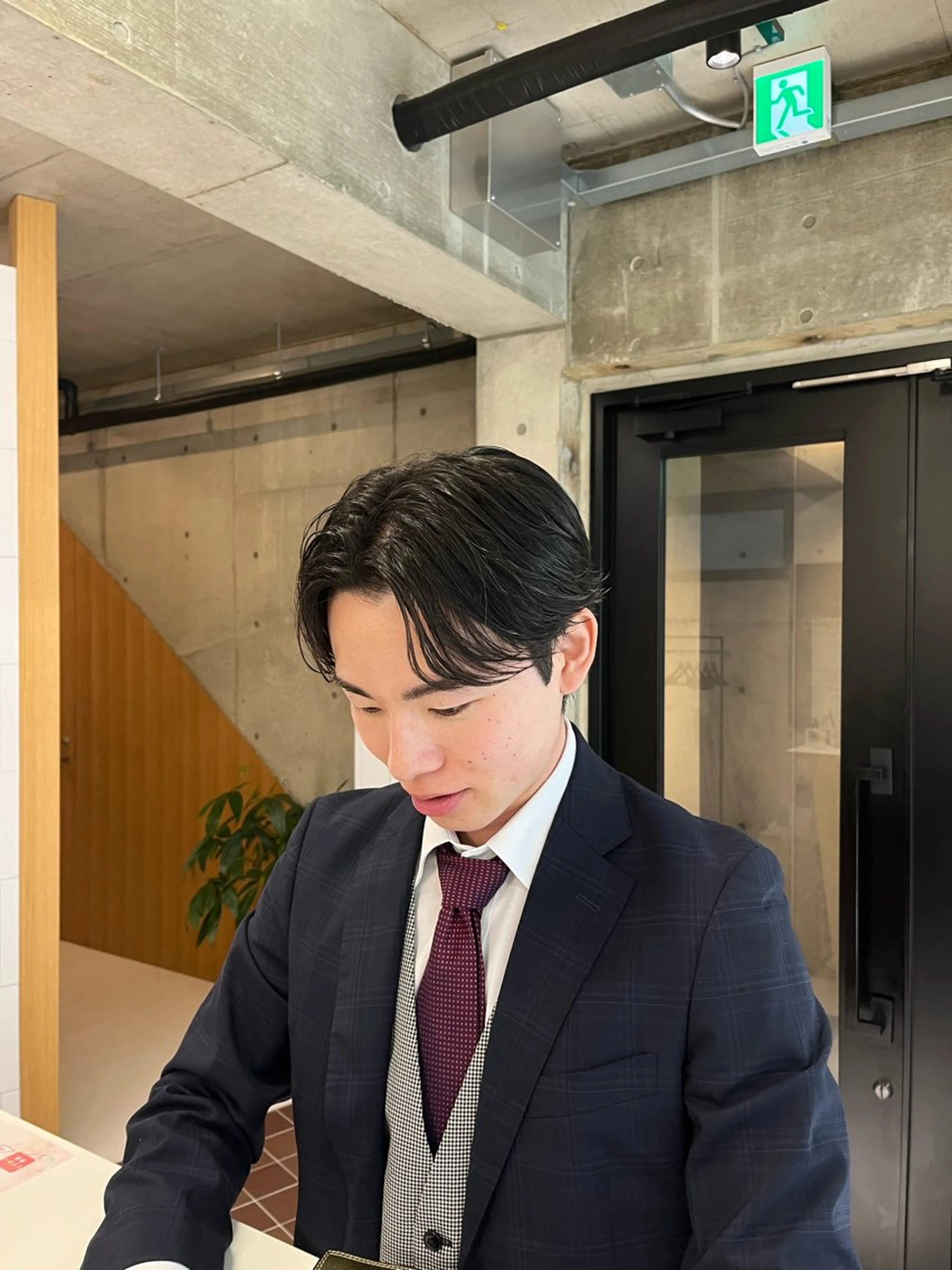 パーマ メンズ センターパート メンズパーマ 髪質改善 ニュアンスパーマ カット ヘッドスパ nagi所属・横田直也／韓国風 レイヤーカット／千種のヘアスタイル