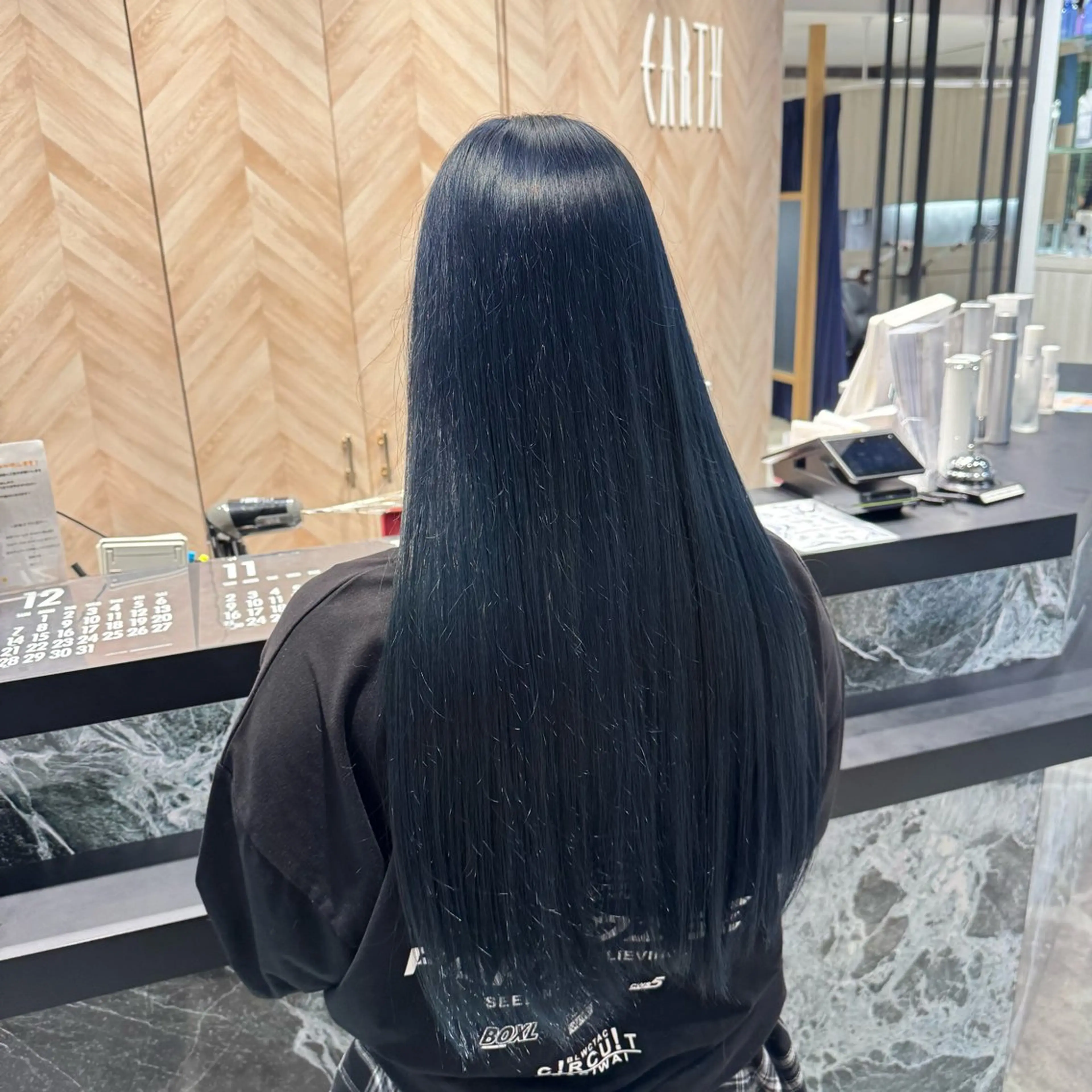 カラー 黒髪 ブリーチ ブルーカラー ブルーブラック 伊藤 深月のヘアスタイル