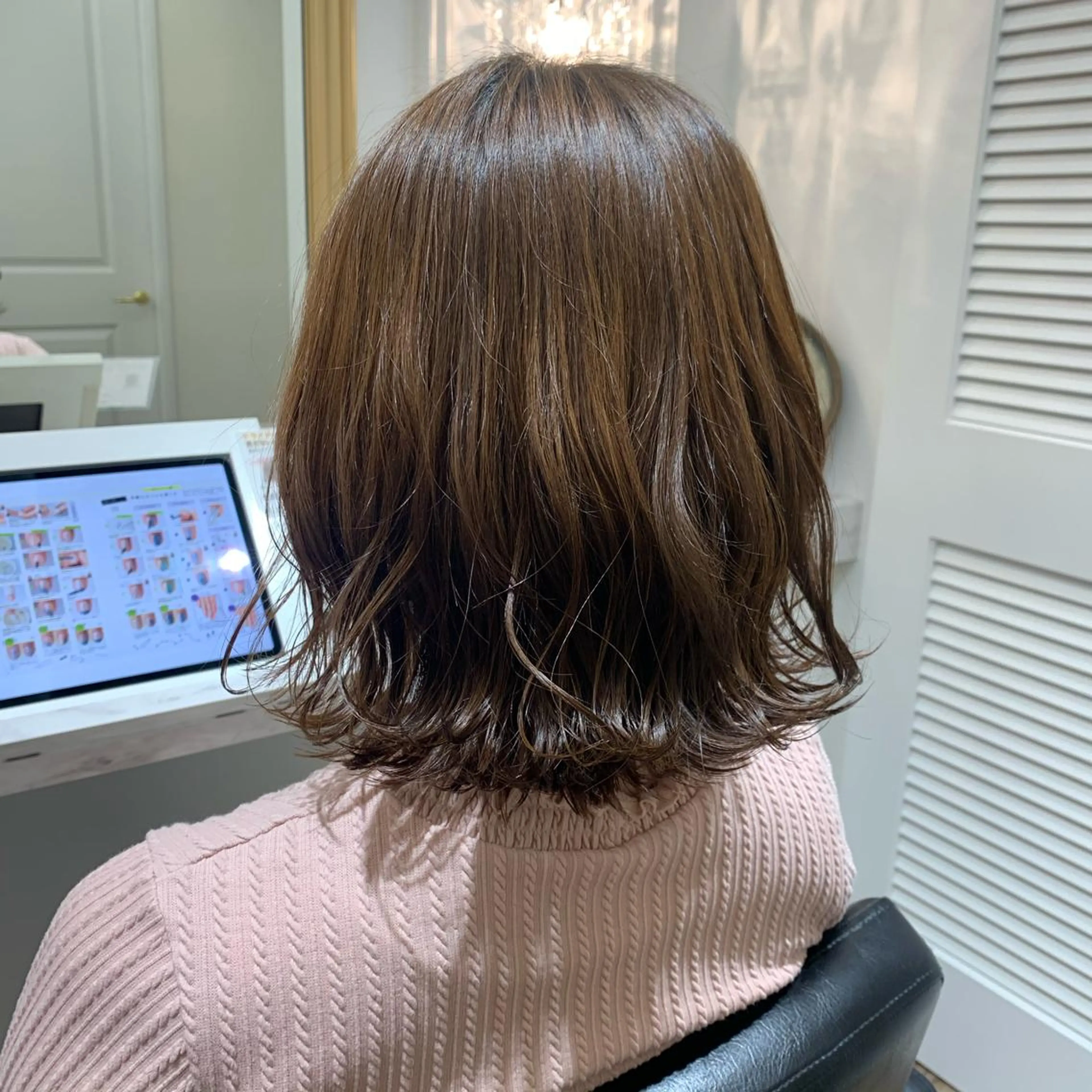 ミディアム カラー ボブ 外ハネヘア 鈴木 麻希のヘアスタイル