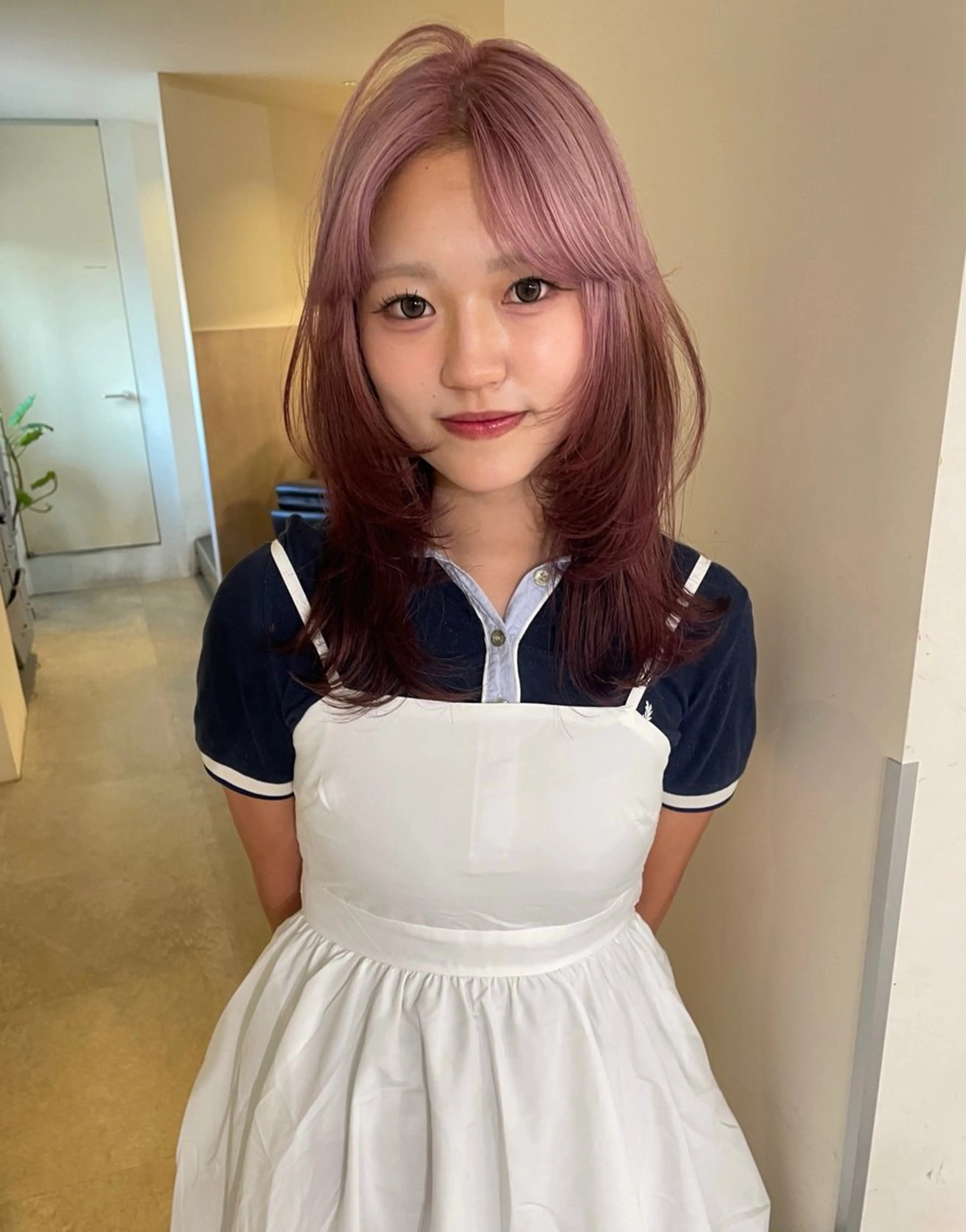 ミディアム カラー ミディアムレイヤー ブリーチ ケアブリーチ デザインカラー グラデーションカラー カット ヘアカラー トリートメント MIU/ルーツカラー 顔まわりレイヤーのヘアスタイル